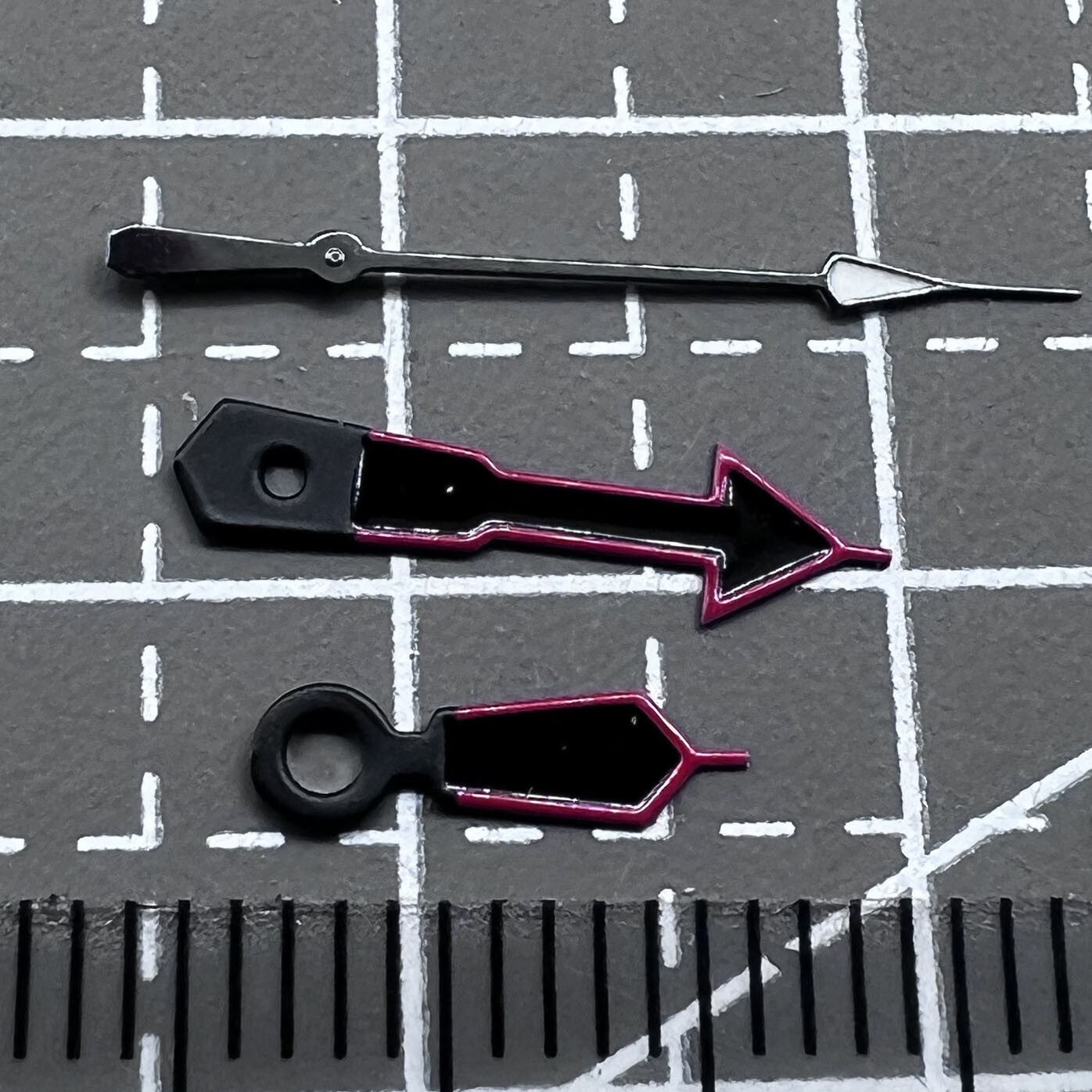 Schwarze Zeiger mit gr�nem Leuchtmittel und roter Umrandung f�r NH35/36 Uhrwerke von.