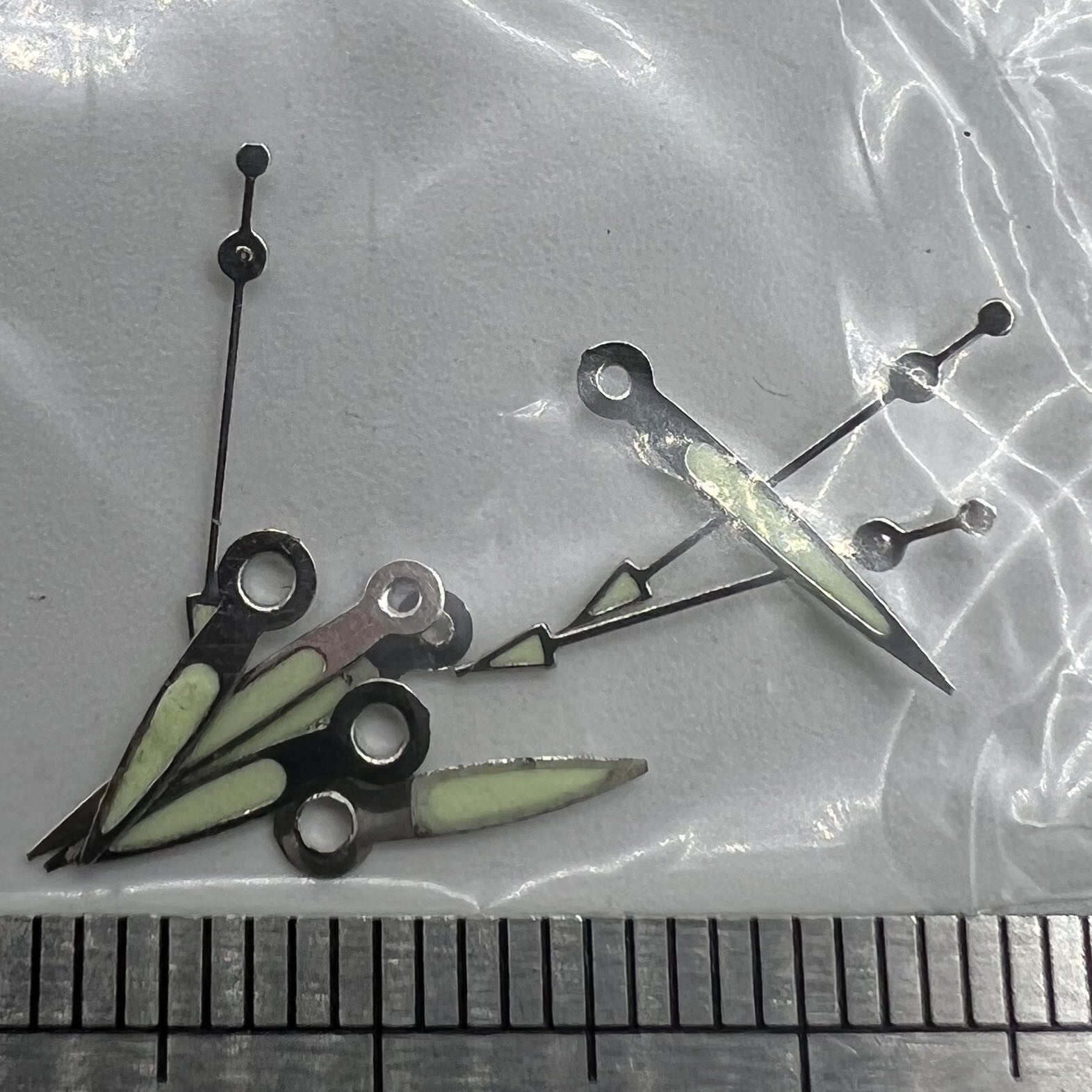 Luminous white-trimmed watch hands for Miyota 2035 quartz movement by P1-H4-C101, ideal for watch repairs.