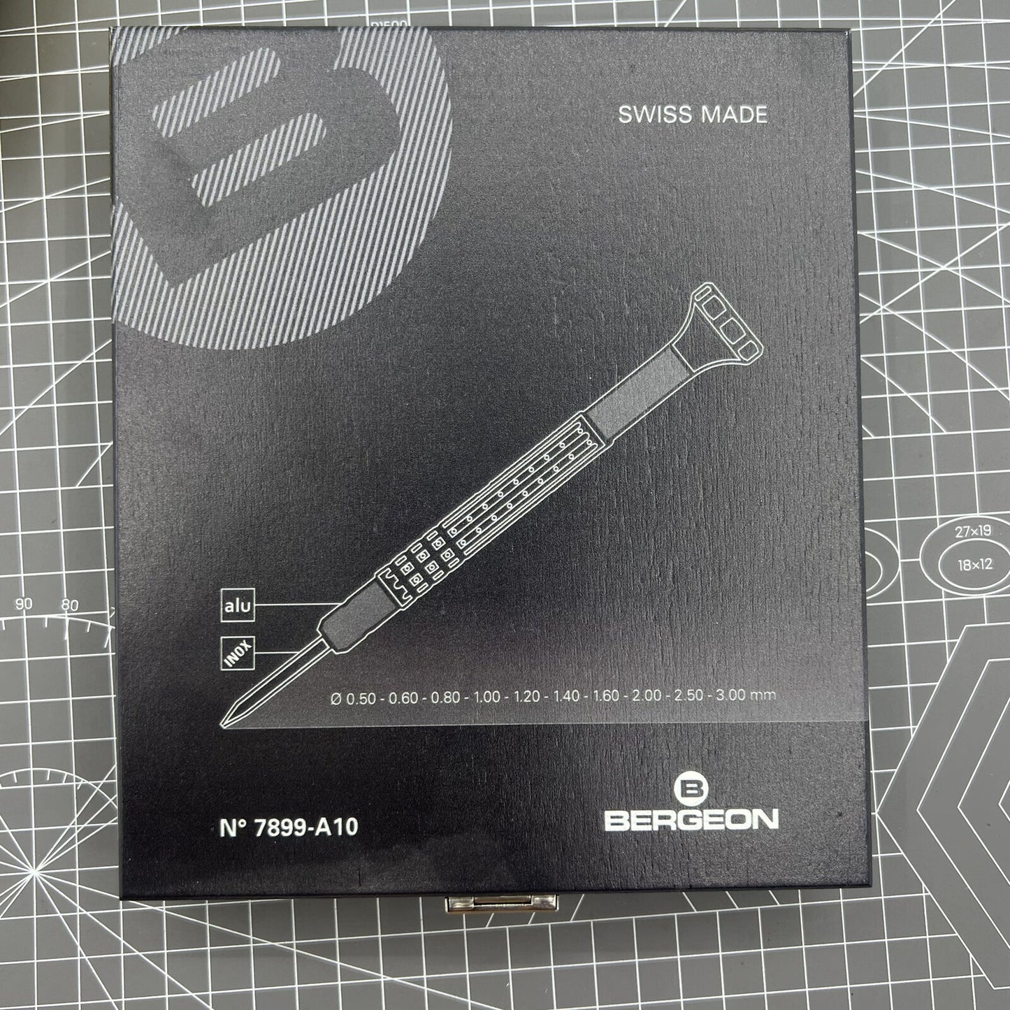 Bergeon 7899-A10 ergonomic watch screwdrivers set �0.50-3.00mm in wooden box for precise watch repair.