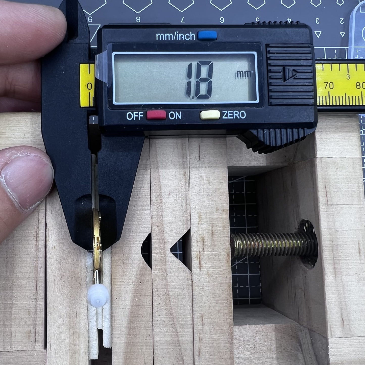 Golden Quartz Uhr Swiss Ronda 1004 mit 2 Zeigern Uhrwerk