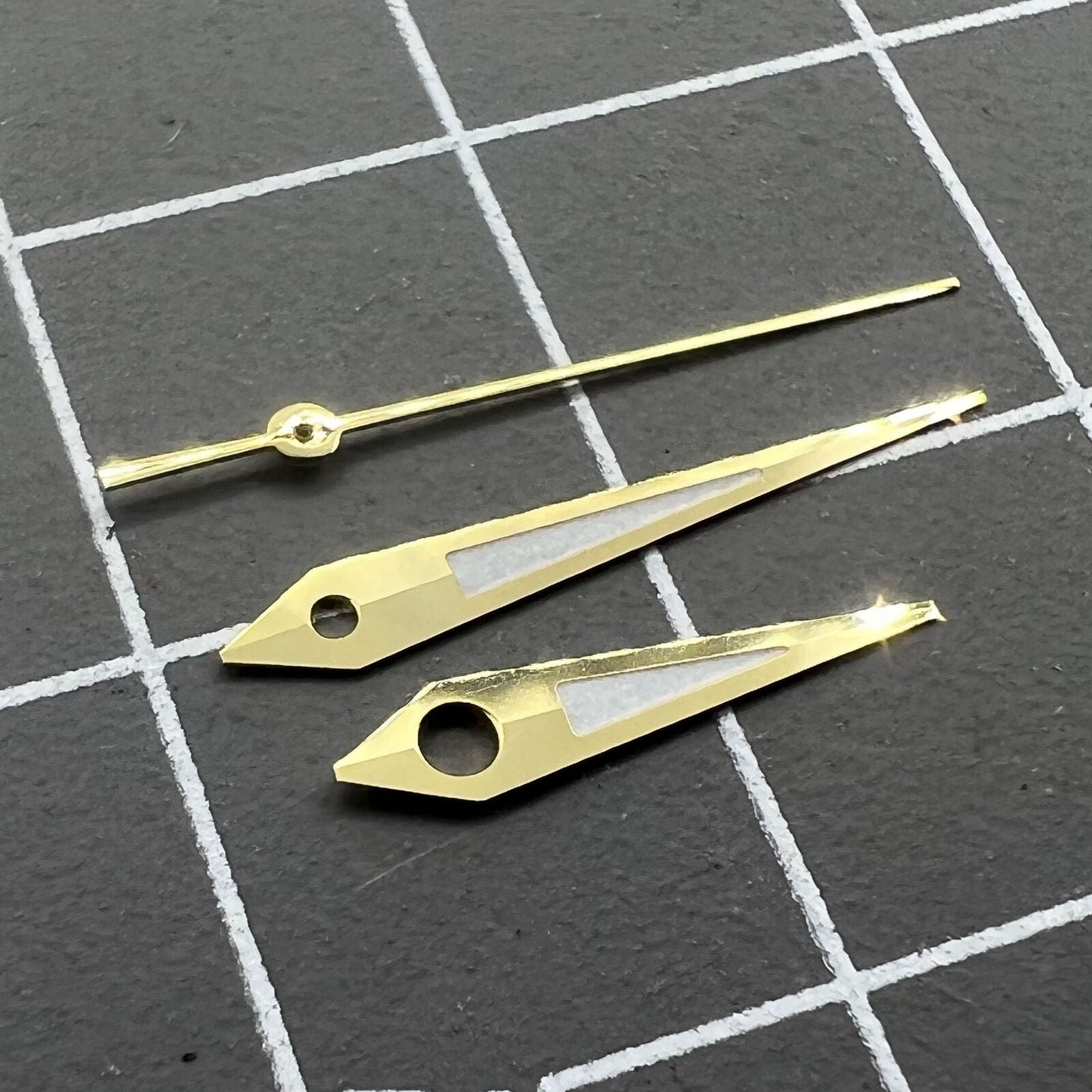 ArrowCraft arrow-shaped golden watch hands with lume, 14mm, for Miyota NH35/NH36/NH38 movements, precise timekeeping.