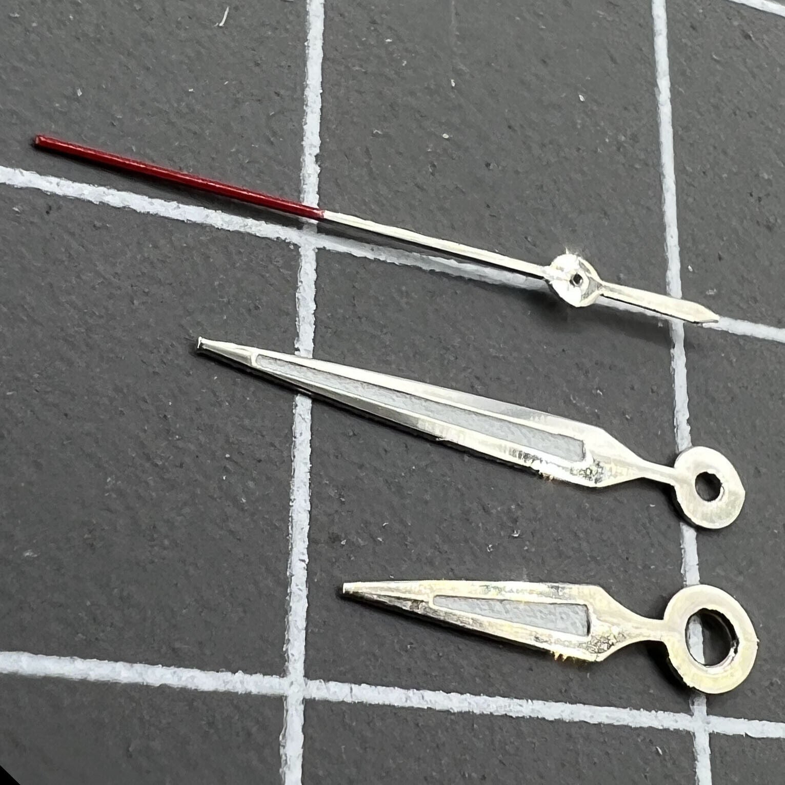 Luminous arrow-shaped watch hands, compatible with Miyota 2035 quartz for enhanced visibility.