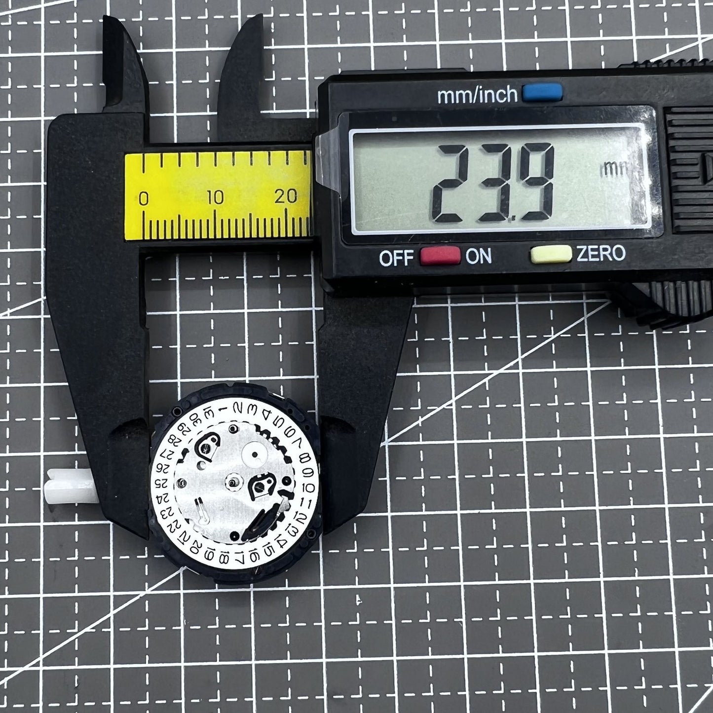 Japan Seiko Quartzwerk V172A watch accessory with precise movement for reliable timekeeping