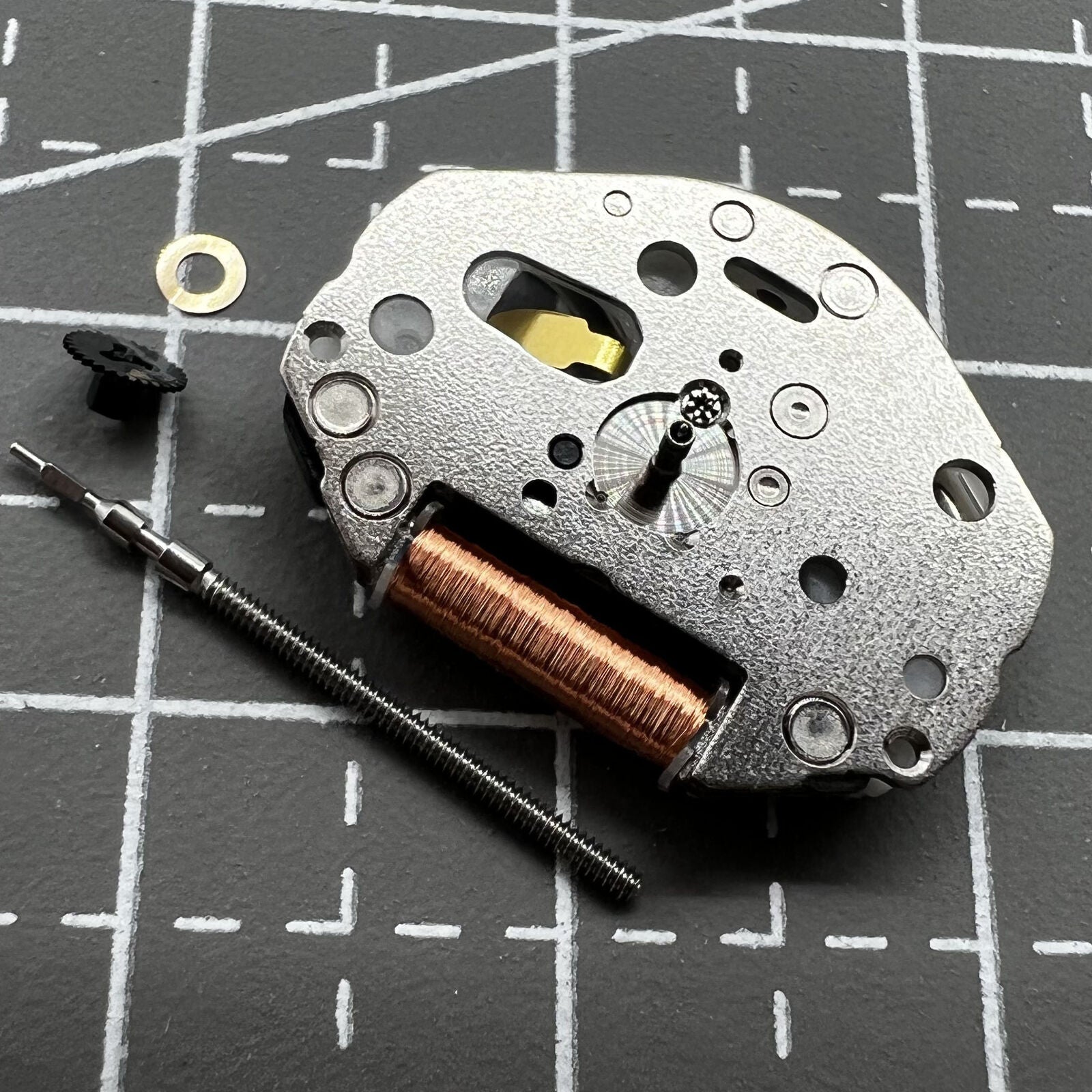 Miyota Quarzwerk 2036 watch movement with HCP stem, precise timekeeping component for watch repair.