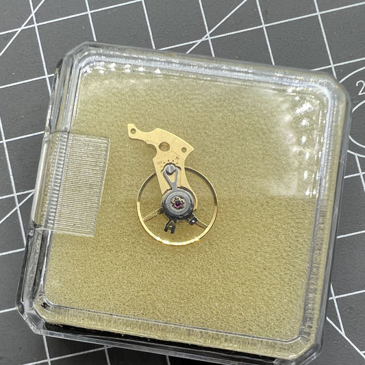 Golden watch balance wheel with splint, compatible with SW200 SW220 SW240 movements, precision timekeeping part.