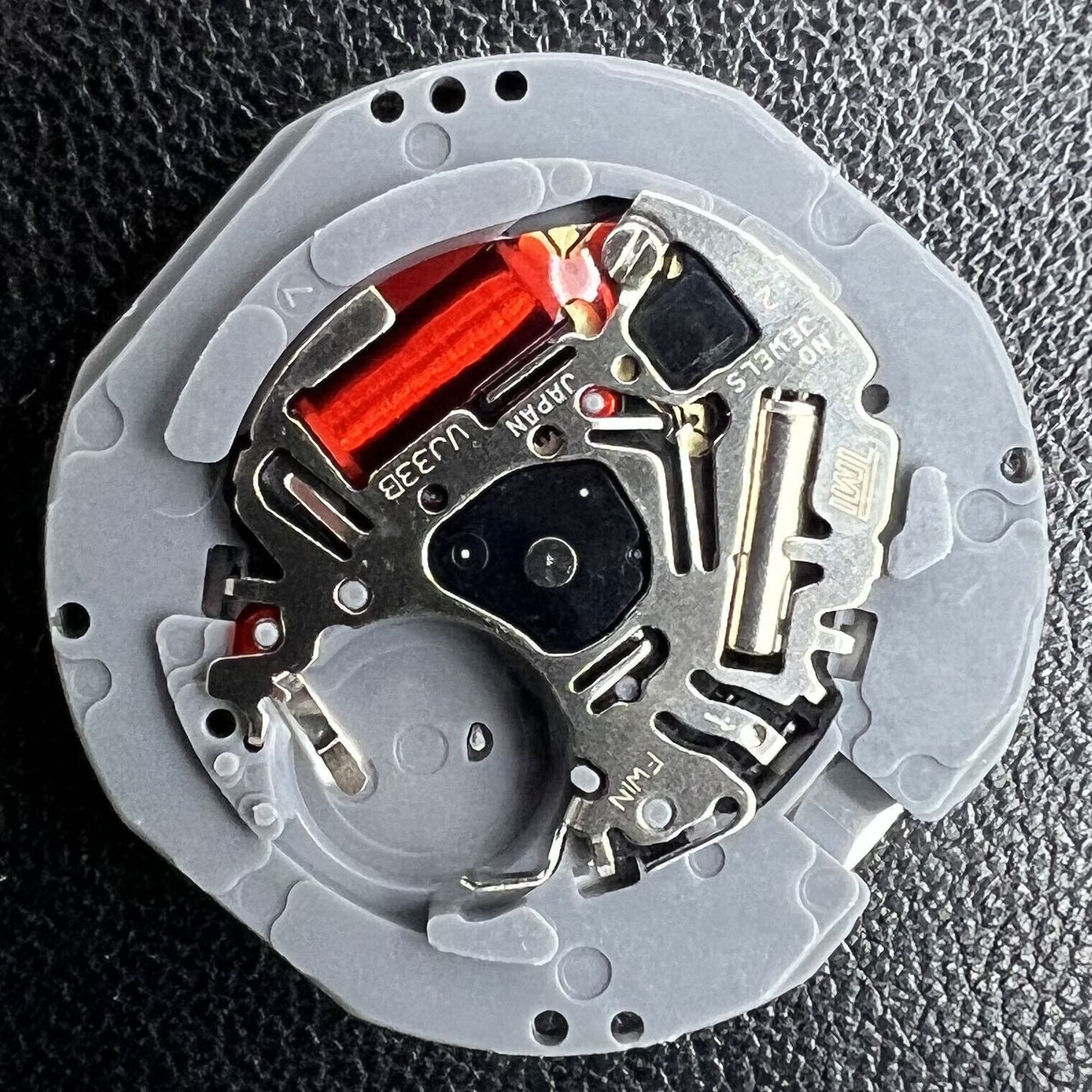 Epson VJ33B quartz watch movement featuring double calendar and date display at 3 o?clock for precise timekeeping.