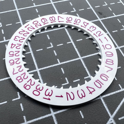 Datumsscheibe mit roter Schrift für Uhrwerk NH35 weißer Hintergrund