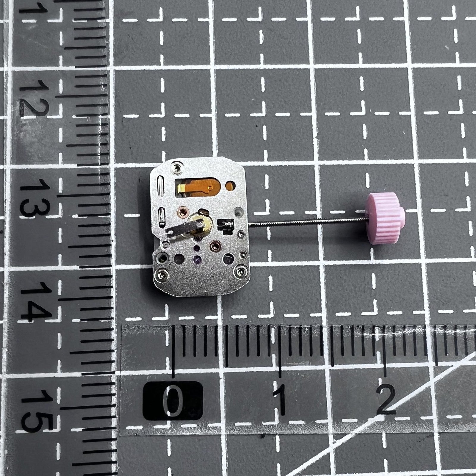 Quarzwerk Ronda 1032 732 watch movement with high hand pin HCP1 for precise timekeeping.
