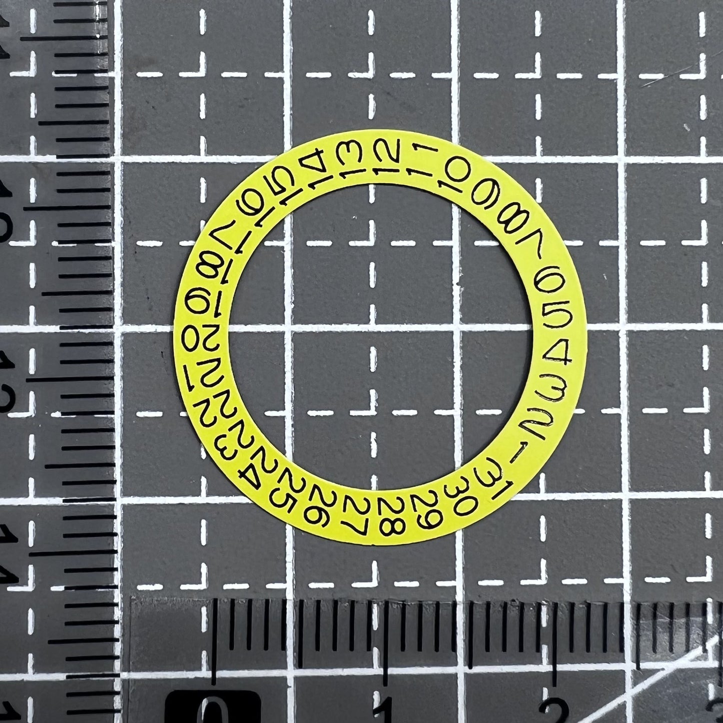 Datumsrad mit gelbem Hintergrund für Seiko NH35 NH36 Datum bei 3 Uhr