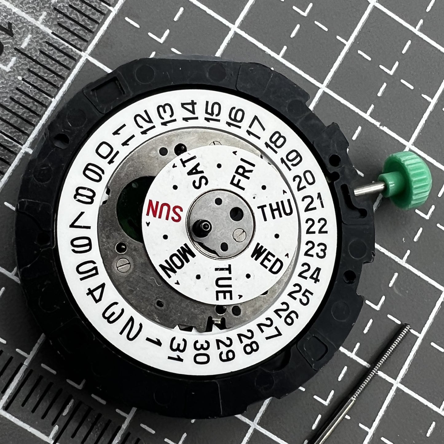 Multifunktionales Miyota OS00 Quarzuhrwerk mit Datum bei 3 Uhr, pr�zise Uhrwerksfunktion von Miyota.