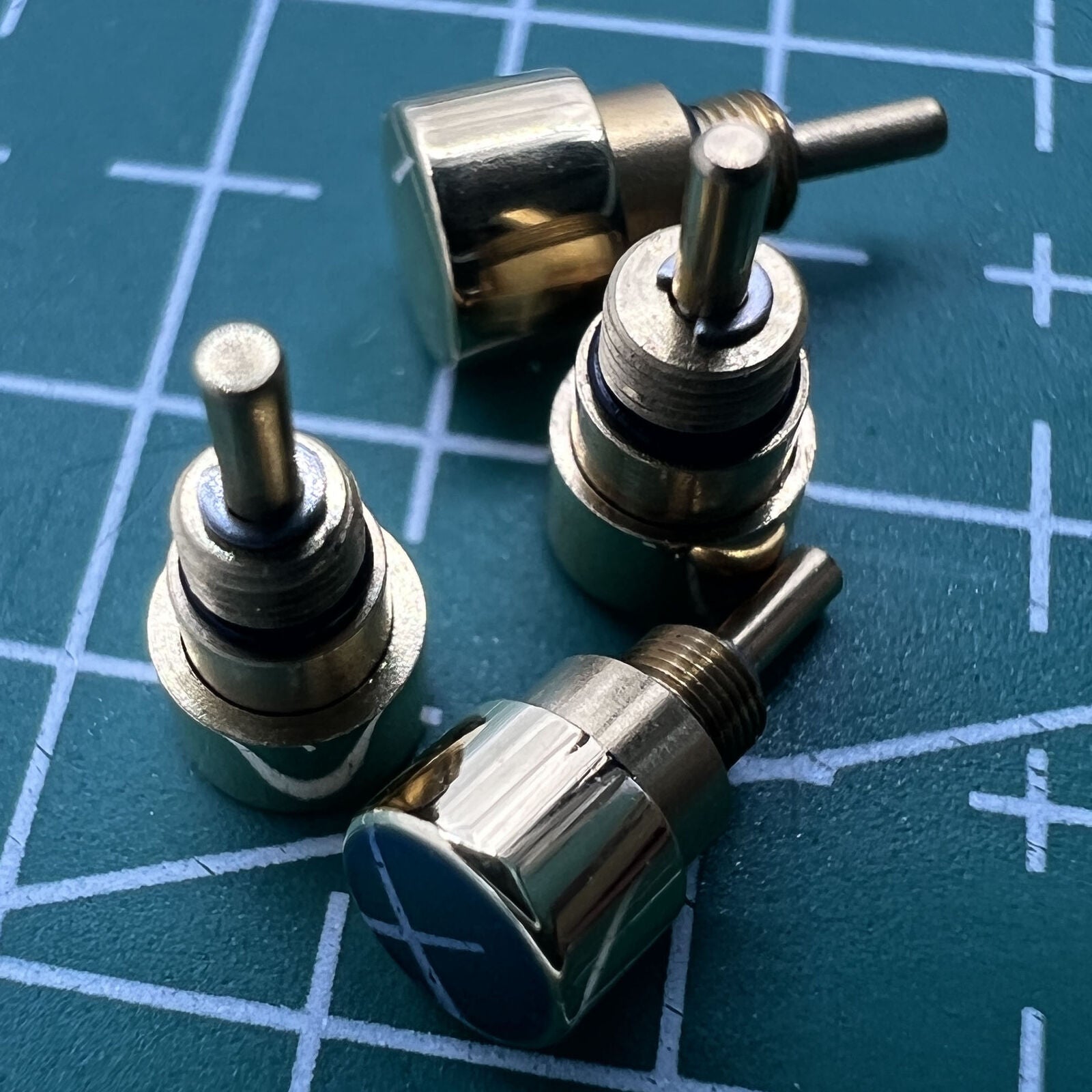 Wholesale golden stainless steel watch with classical pusher drive, durable design for elegant timekeeping.