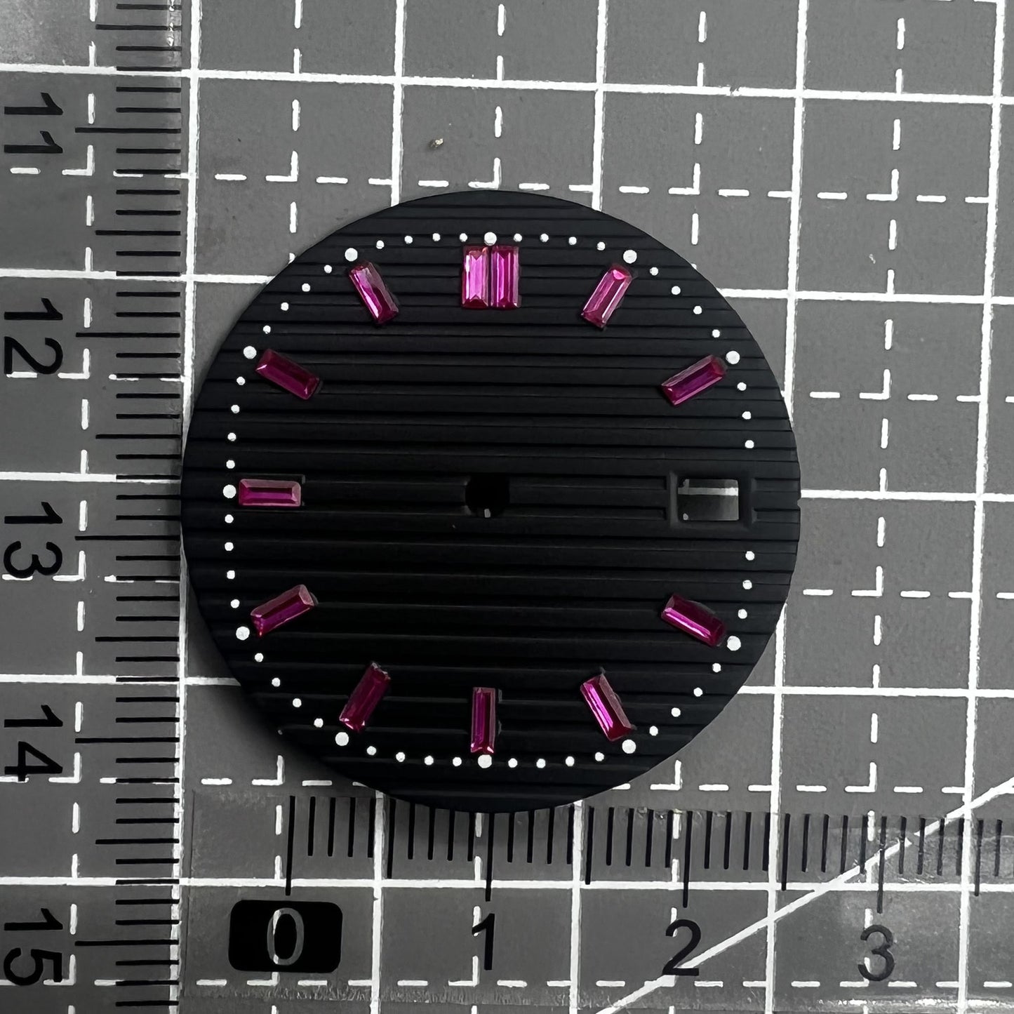 Schwarzes Zifferblatt mit pinkem Achahmer Edelstein f�r Seiko H35 Uhrwerk, 29.8mm Durchmesser