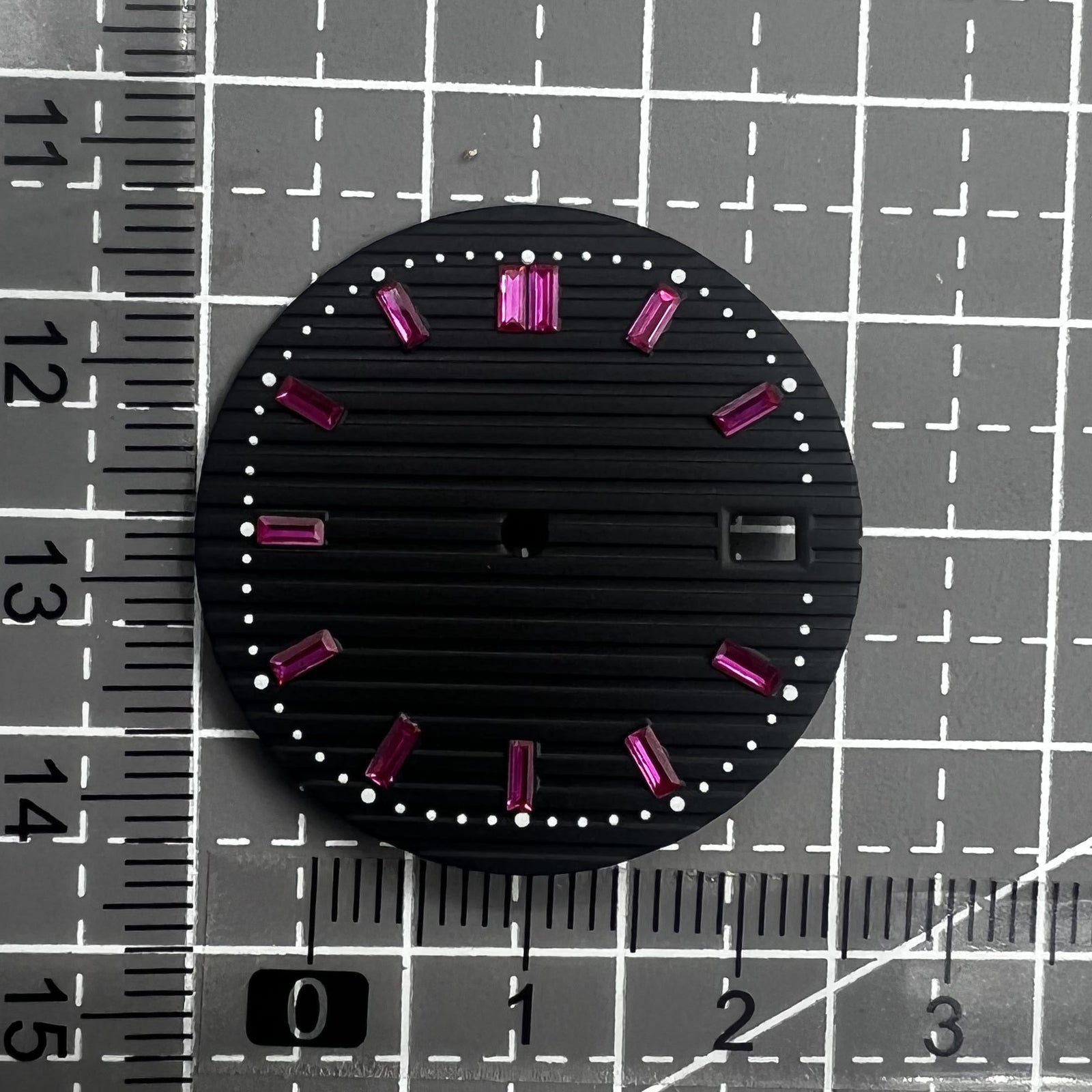 Schwarzes Zifferblatt mit pinkem Achahmer Edelstein f�r Seiko H35 Uhrwerk, 29.8mm Durchmesser