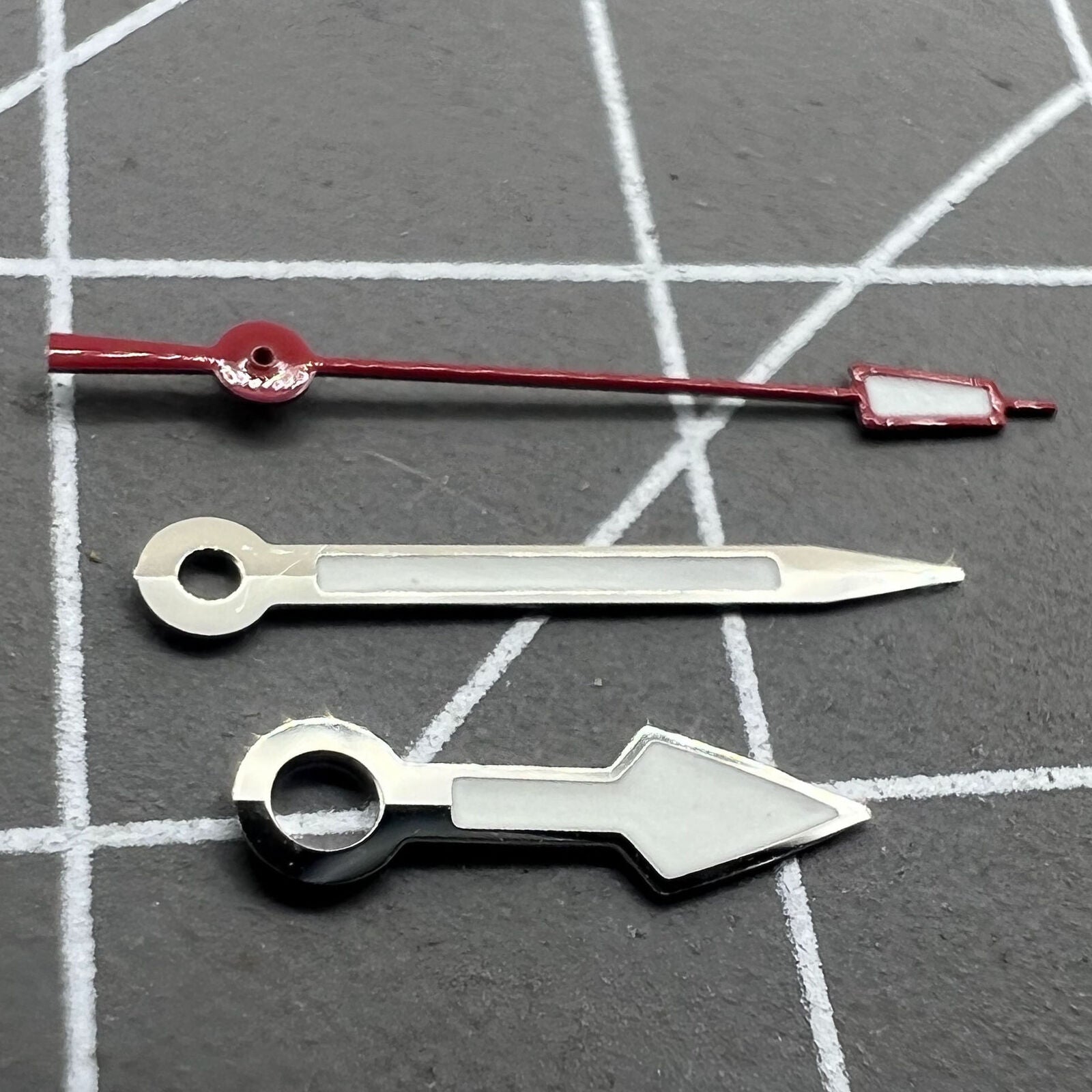 Arrow-shaped silver trim watch hands with red second hand and green lume, compatible with NH35 NH36 movements.