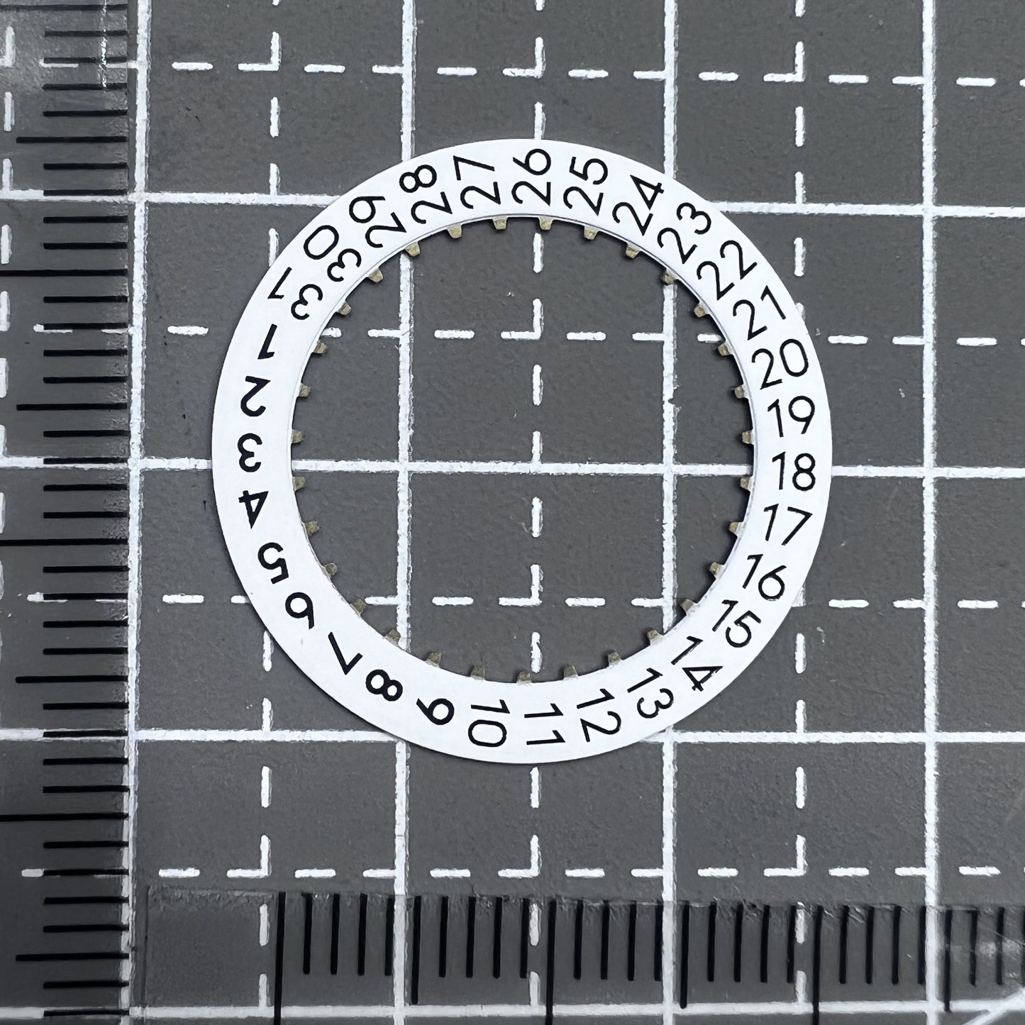 Wei�es Datumscheiben Overlay mit Datumsrad bei 3 Uhr, kompatibel mit Seagull 2824 Uhrwerk, pr�zises Zifferblattdetail.