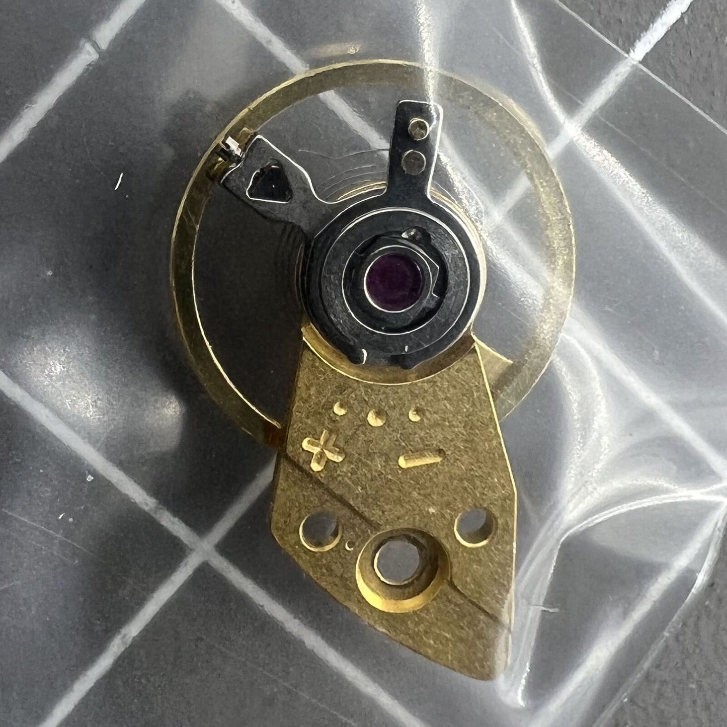 Goldenes komplettes Unruhrad mit Schiene für Miyota 8200 8215 Uhrwerk