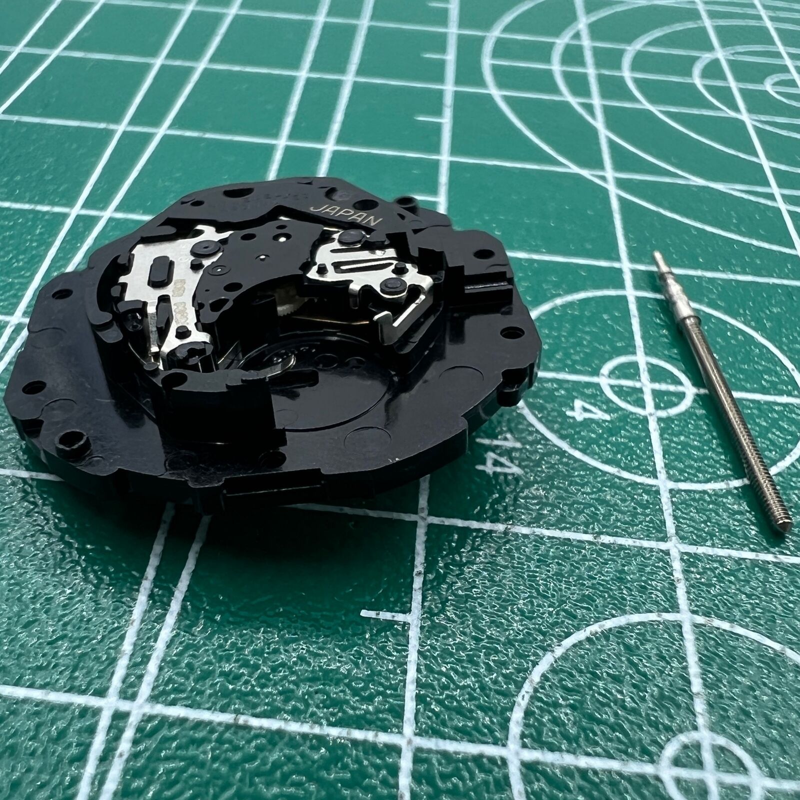 Hattori Epson PC32 quartz watch movement with date at 3, 3-hand Japanese mechanism for accessories.