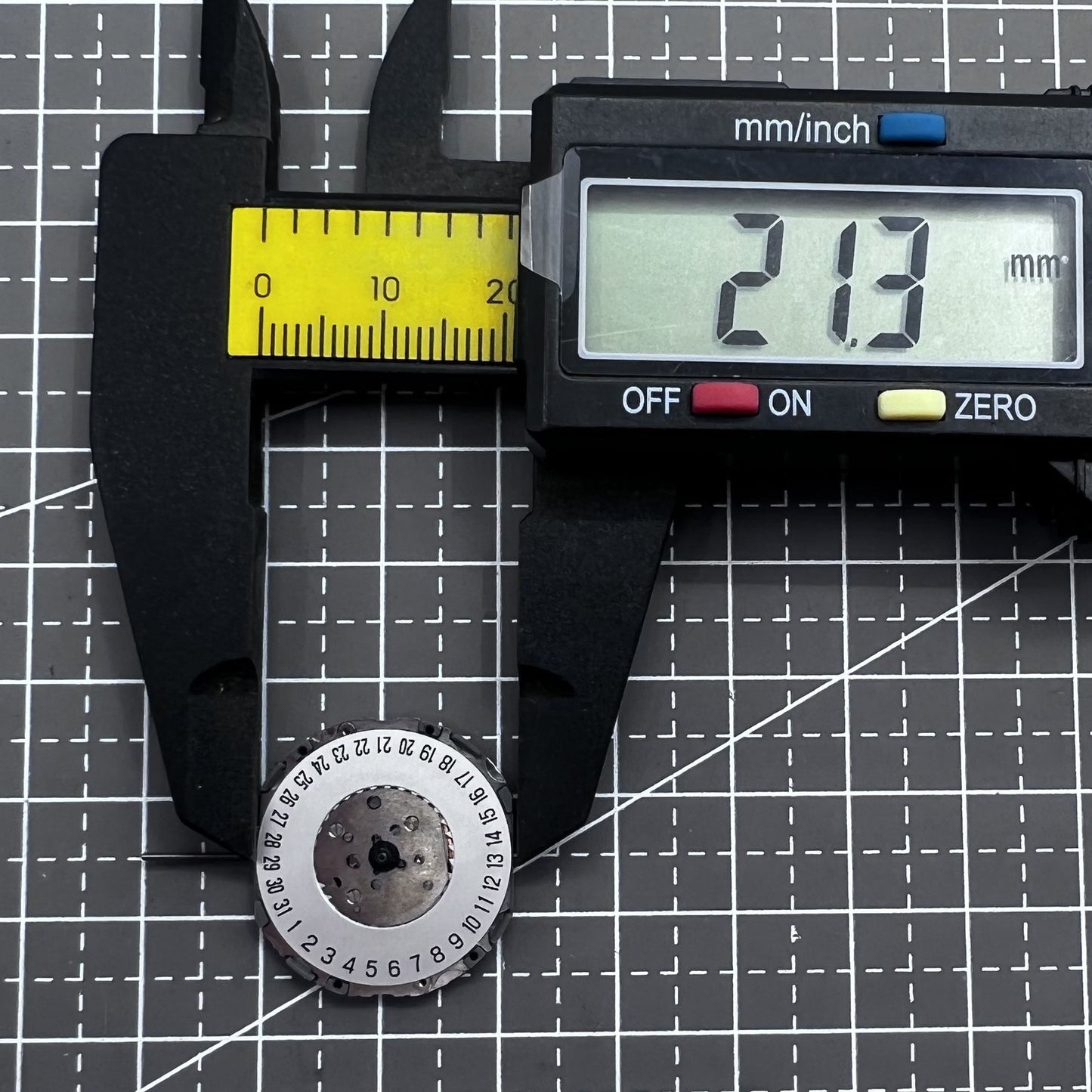 Japan Miyota Quarzwerk 4U12 watch movement with single calendar date at 6 o'clock for precise timekeeping.