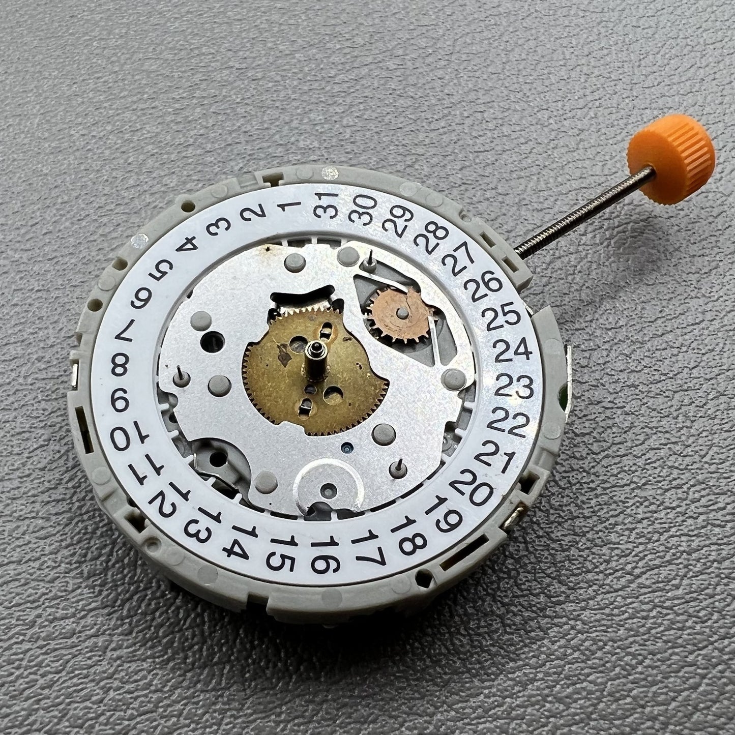 Multifunctional M921 quartz watch with 3 hands and 3 subdials, sleek design.
