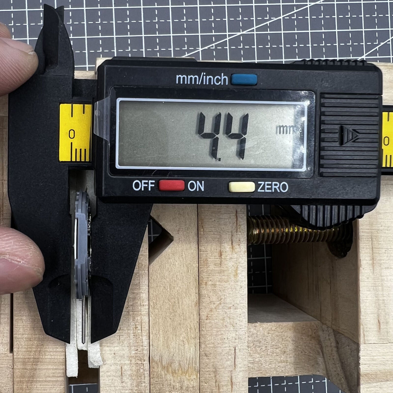 Hattori Epson VJ43 quartz watch movement showing date/day in English and Chinese for accurate timekeeping