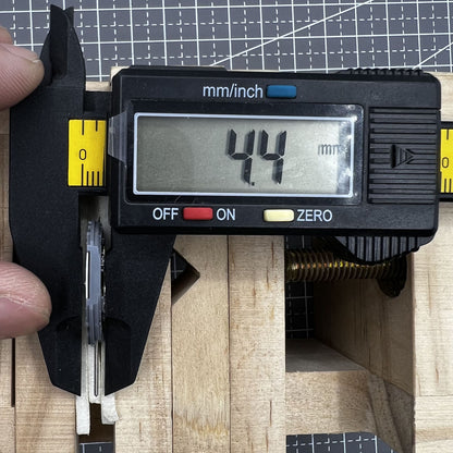 Hattori Epson VJ43 quartz watch movement showing date/day in English and Chinese for accurate timekeeping