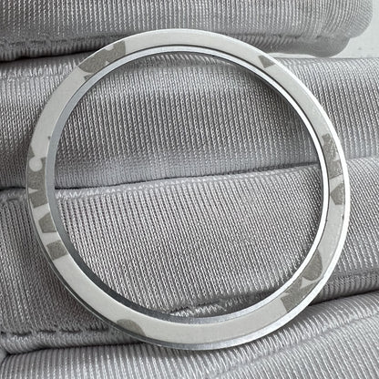39 mm weiße Hintergrund-Punktskala, schwarze Schrift, Leuchtharz, Aluminiumlegierung, Uhrenlünette 