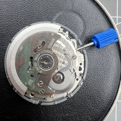 Seiko Automatikwerk NH35A mit schwarzem Zifferblatt und Datum bei 6 Uhr, 24 Rubinlager.
