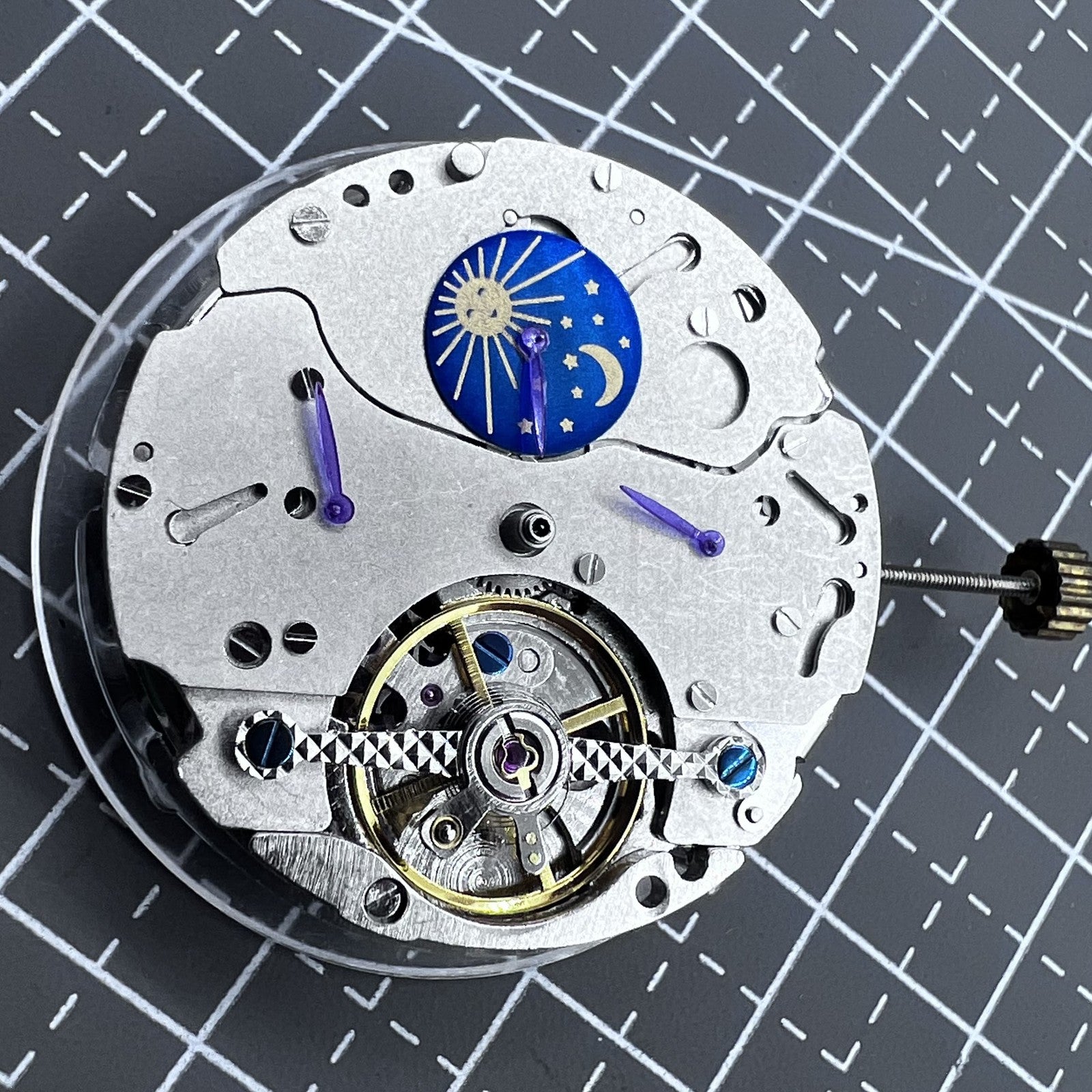 Multifunctional automatic watch with moon phase and 12-hour display, elegant design