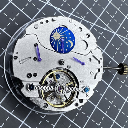 Multifunctional automatic watch with moon phase and 12-hour display, elegant design