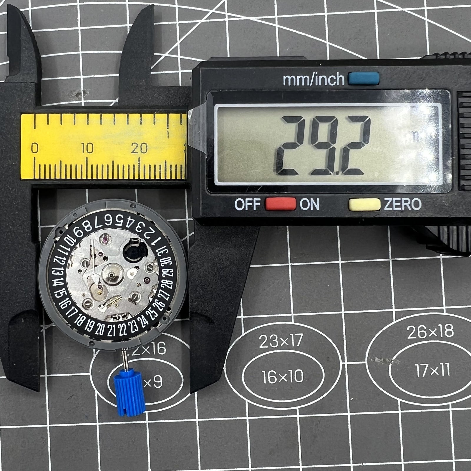 Seiko Automatikwerk NH35A mit schwarzem Zifferblatt und Datum bei 6 Uhr, 24 Rubinlager.
