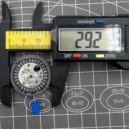 Seiko Automatikwerk NH35A mit schwarzem Zifferblatt und Datum bei 6 Uhr, 24 Rubinlager.