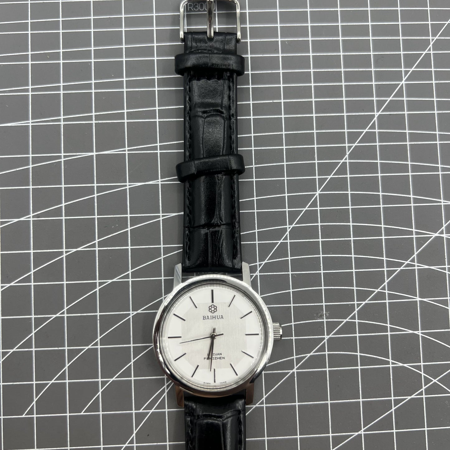 37mm China Baihua manual mechanical watch with 19 jewels, silver dial, shock-resistant design for durability