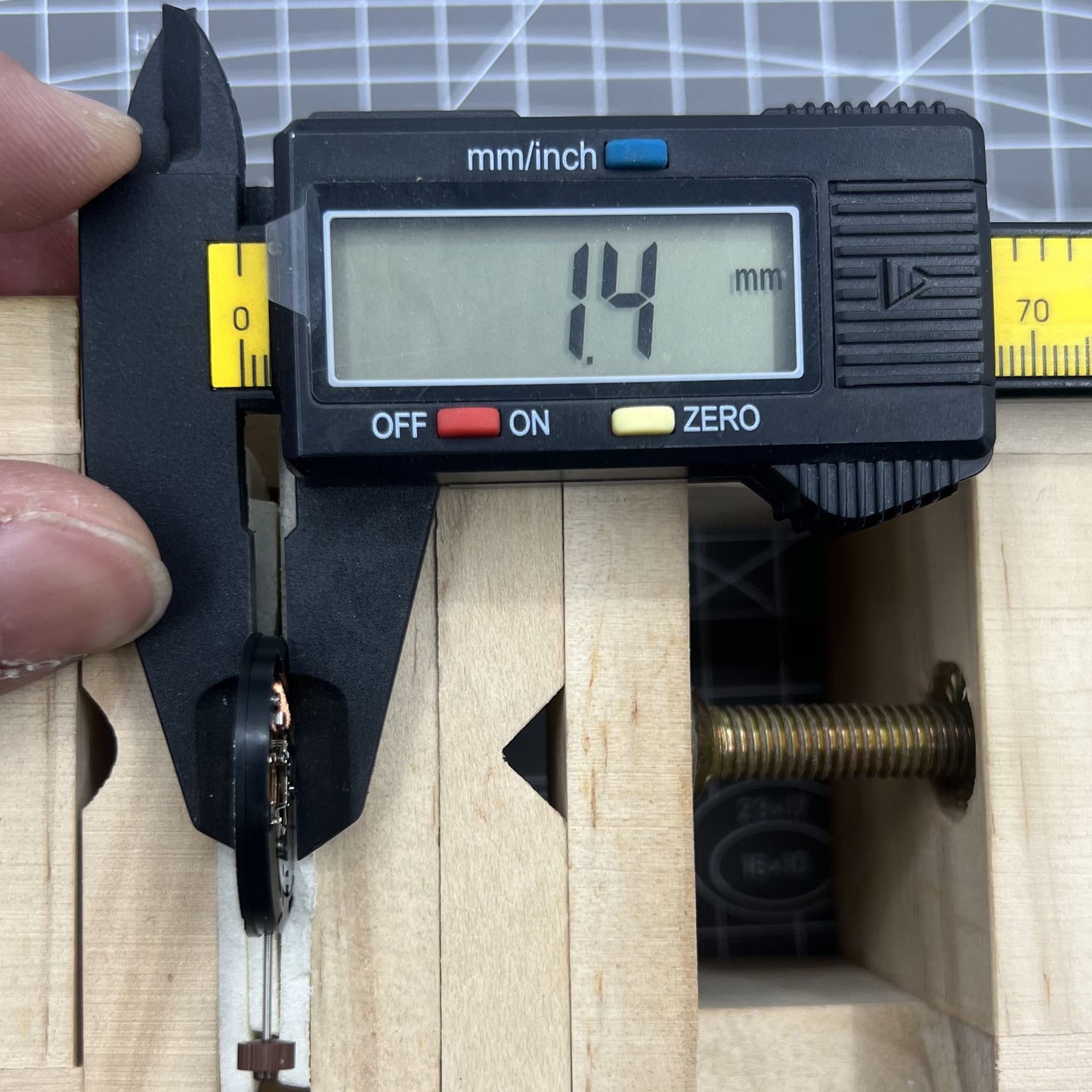 Ronda 24H 515 quartz watch movement, Swiss precision for reliable timekeeping in watch accessories.