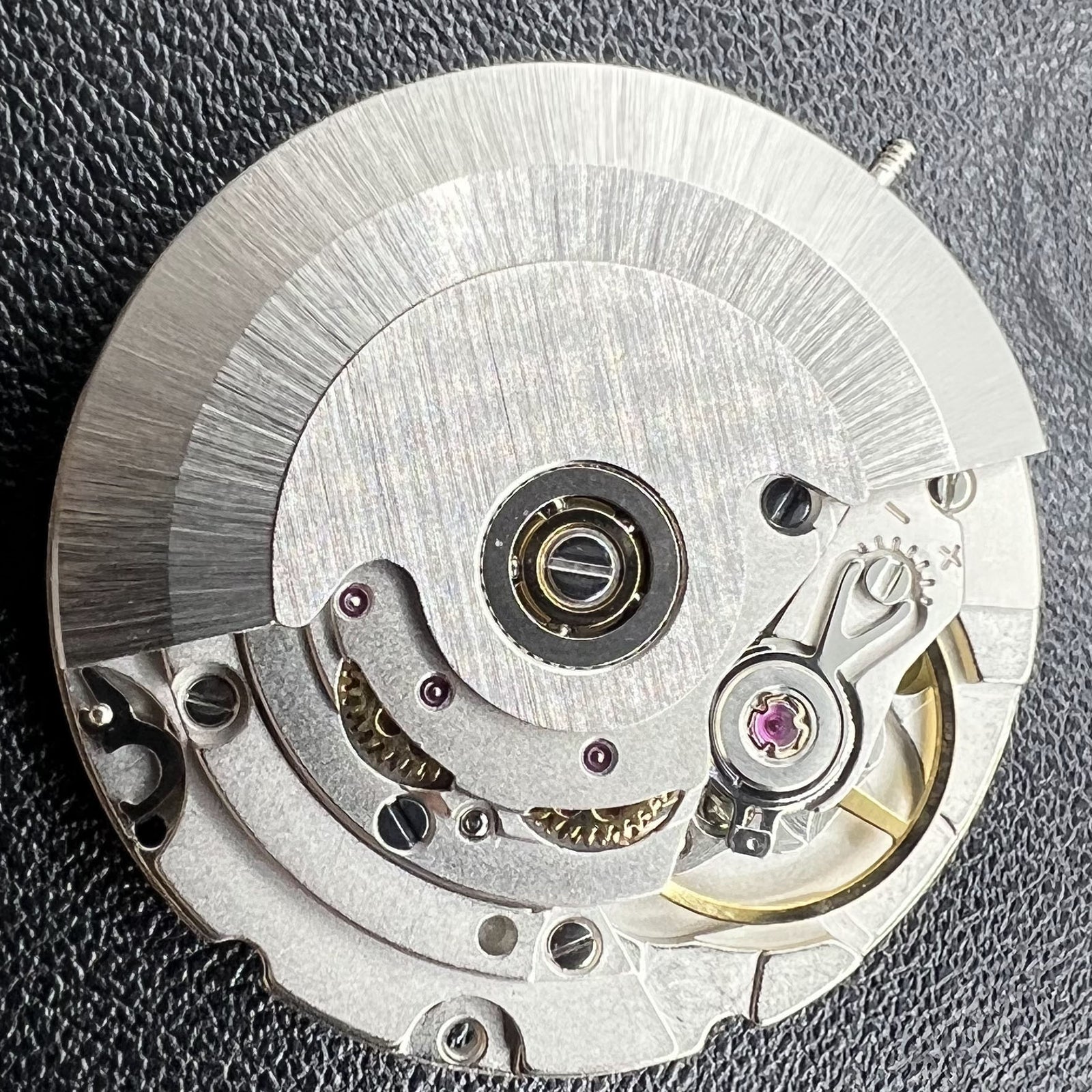 HZ6460 watch accessory featuring 4-hand automatic GMT mechanism with ETA 2836-2 movement.