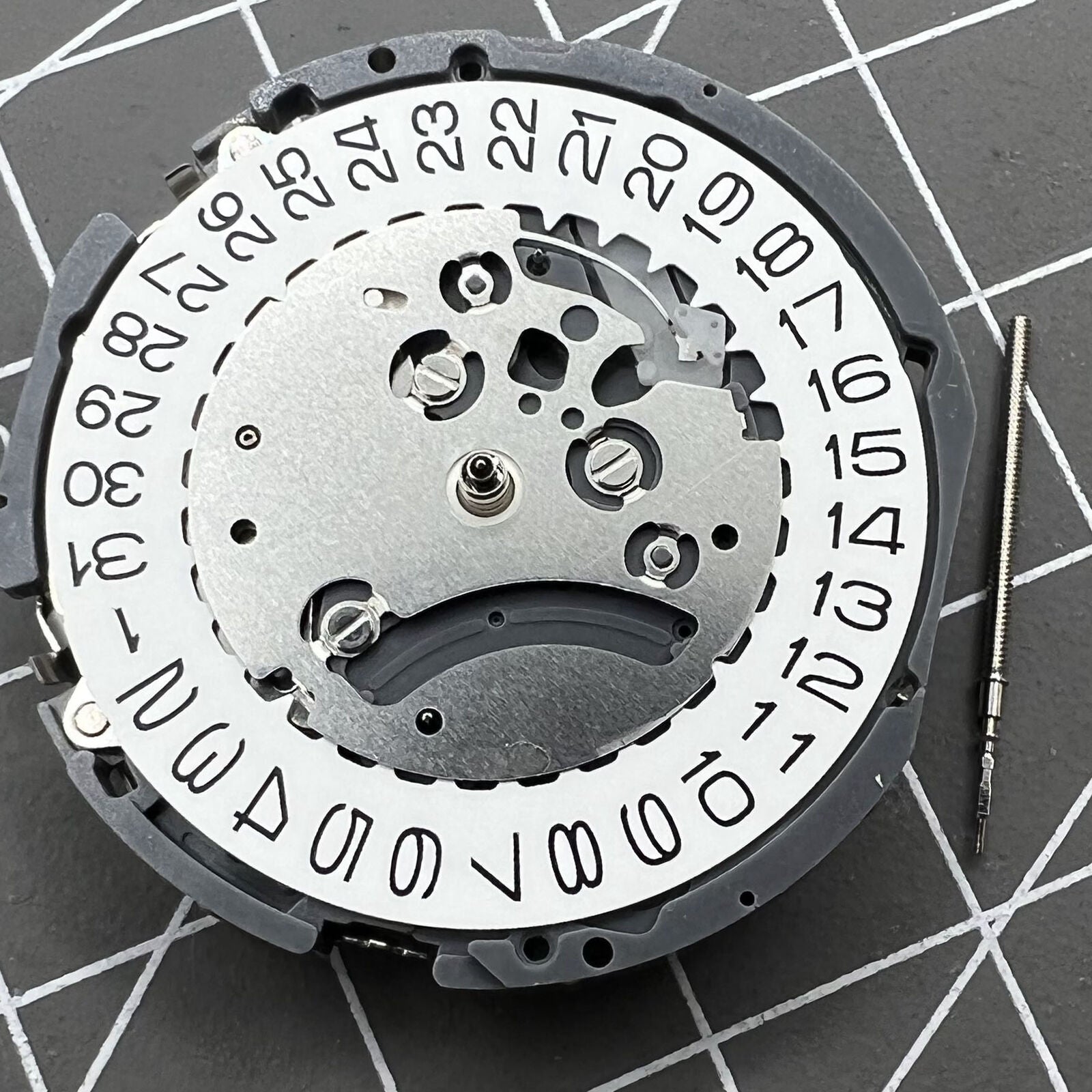 Hattori Epson VK61A quartz watch movement for precise timekeeping, Japan made, perfect for watch repair and accessories.
