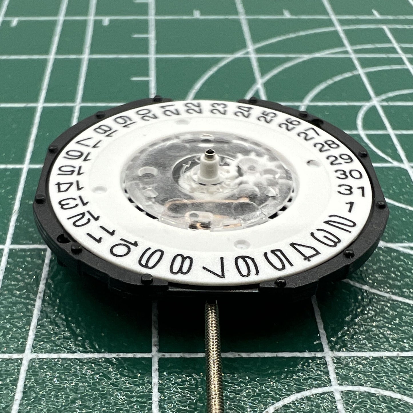 LG32 quartz watch movement with date at 3 o?clock, ideal for repair parts and replacements.