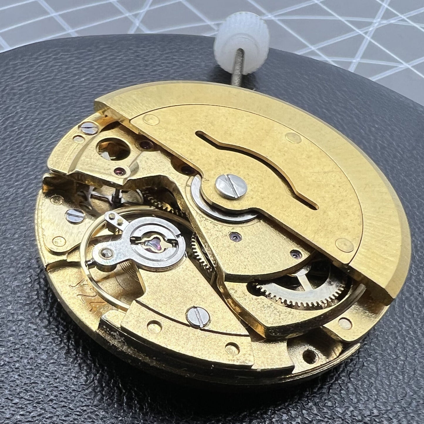 DG2813 MINGZHU automatic watch movement featuring golden 3-hand design for precise, elegant timekeeping.