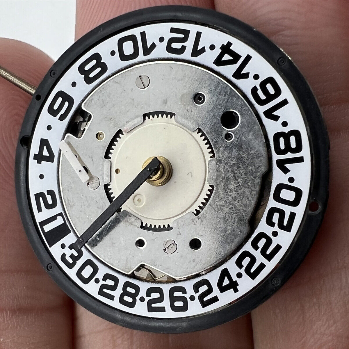 Swiss Made ISA8176A quartz watch movement with white dial, perfect for precise timekeeping in watch accessories.