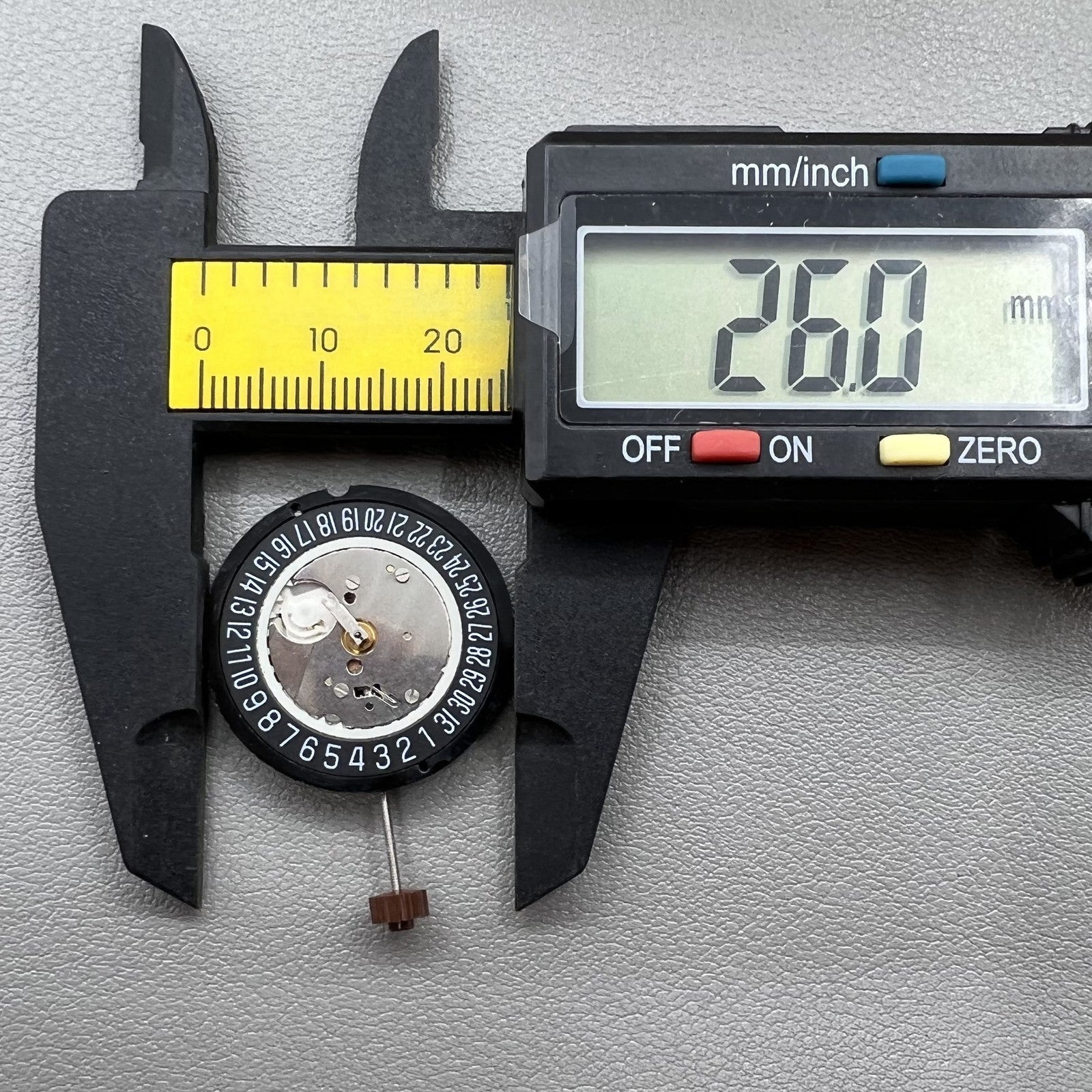 Schweizer Schwarze Scheibe Quarzuhr mit Datum bei 6 Uhr, Ronda 515 Werk, 3-Zeiger Design