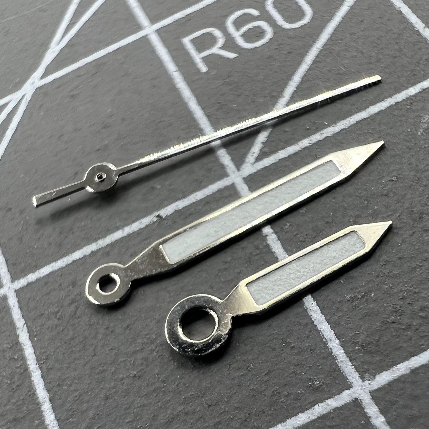 12 mm Uhrzeiger mit silberner Verzierung, Pfeilform, grüne Leuchtmasse, für Miyota 1M12-Uhrwerk