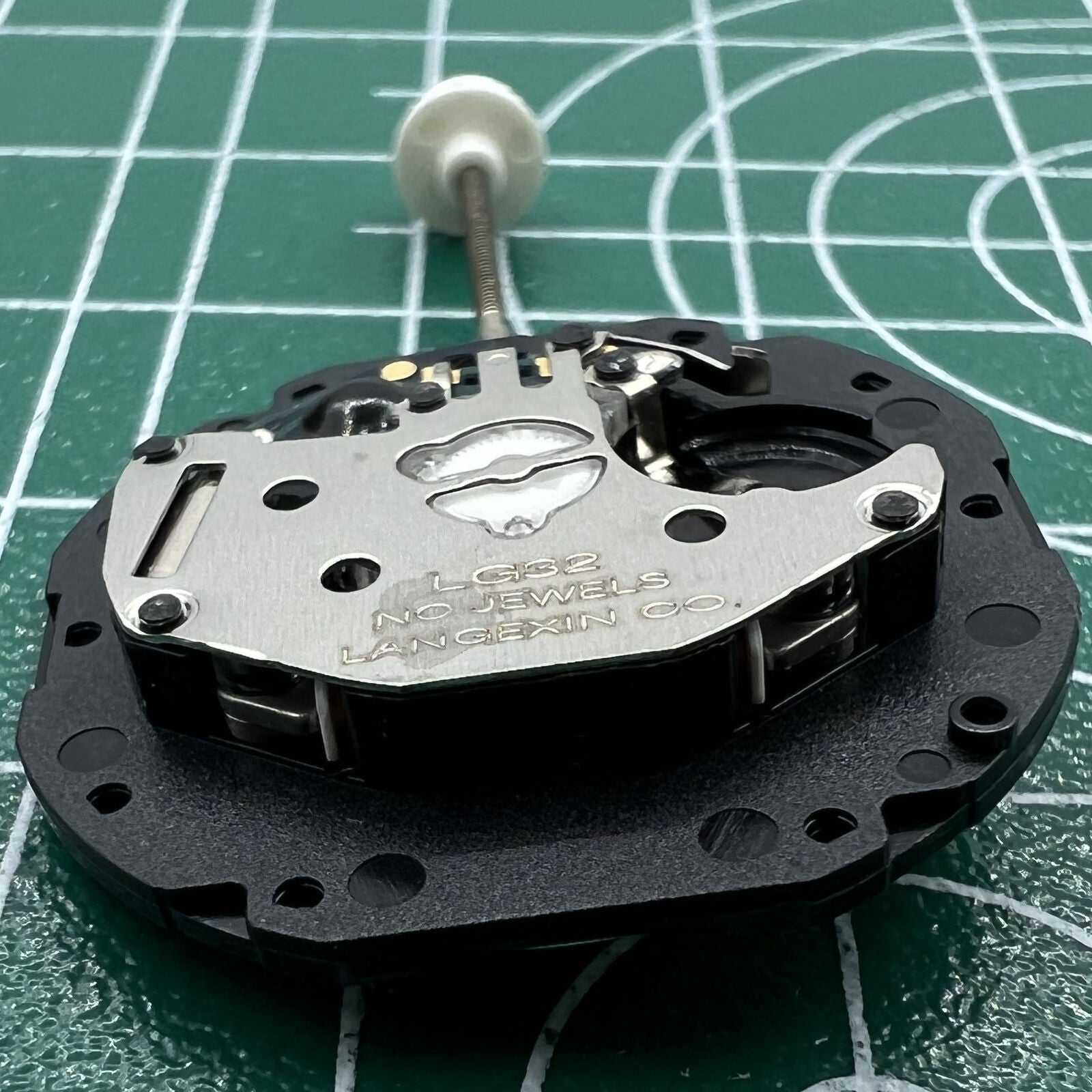LG32 quartz watch movement with date display at 3 o?clock, perfect replacement for watch repairs.