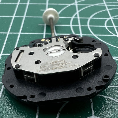 LG32 quartz watch movement with date display at 3 o?clock, perfect replacement for watch repairs.