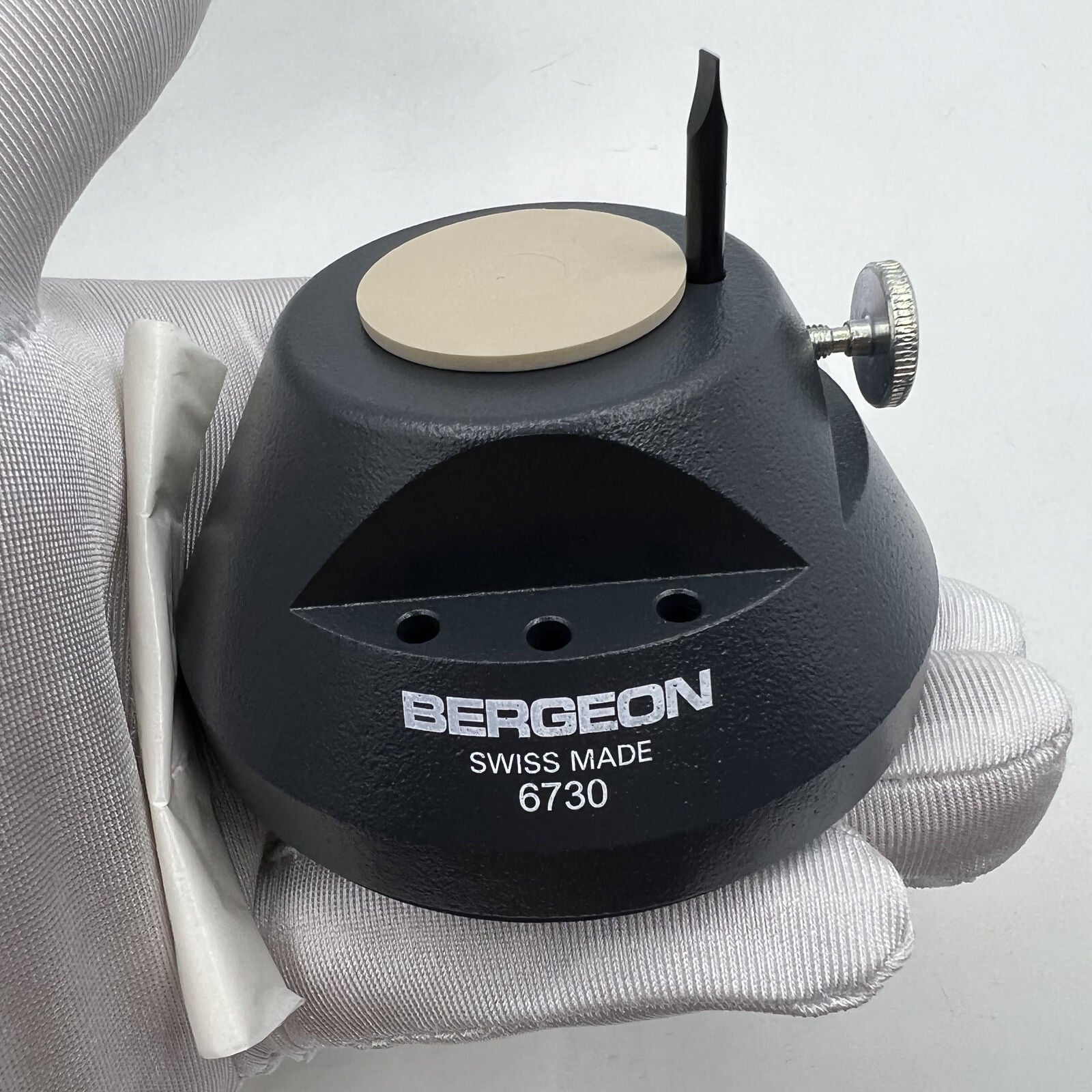 Bergeon 6730 watch band screw holder tool for exact bracelet fitting and removal precision.