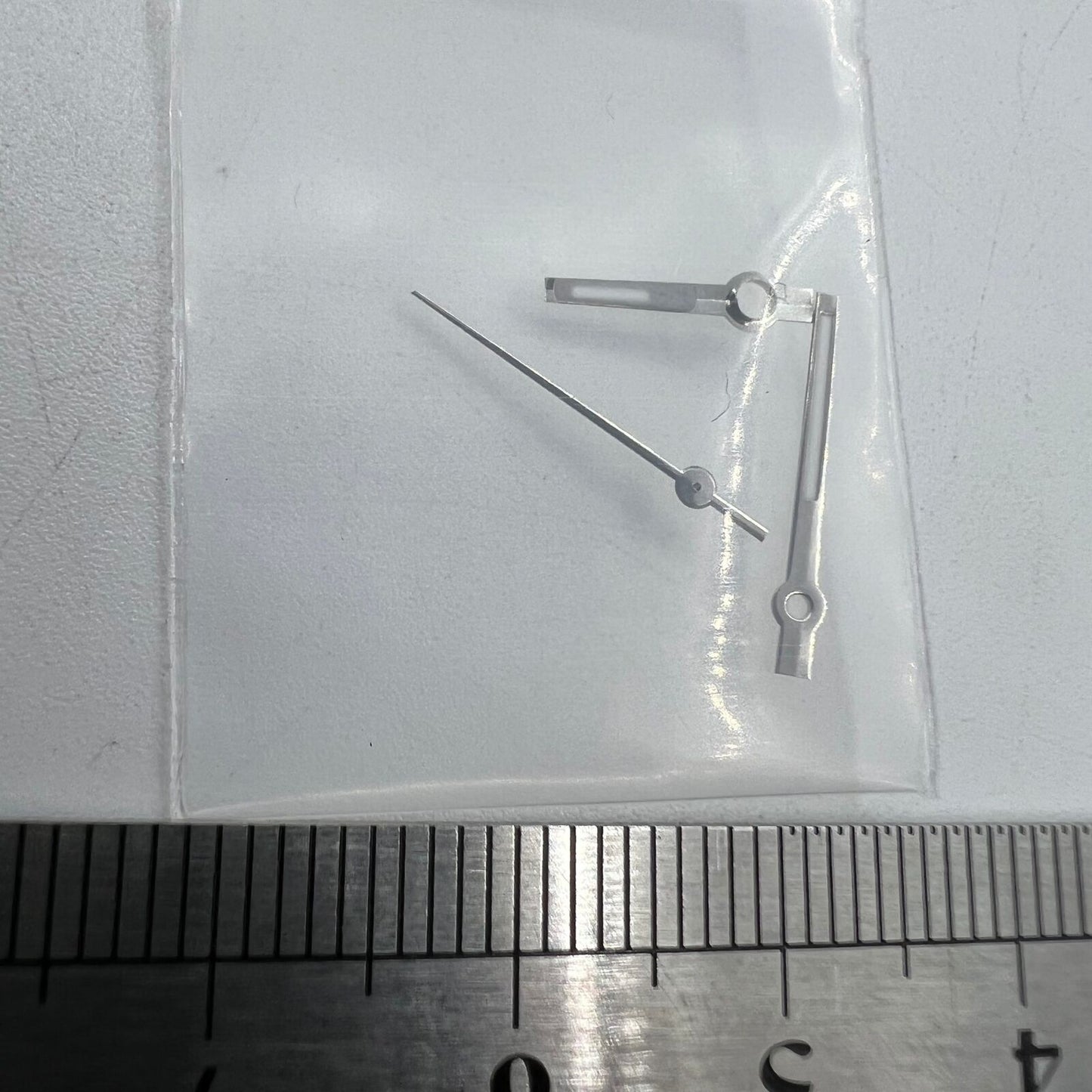 Silver-trimmed green luminous watch hands for NH35/NH36, enhancing Seiko movement visibility.