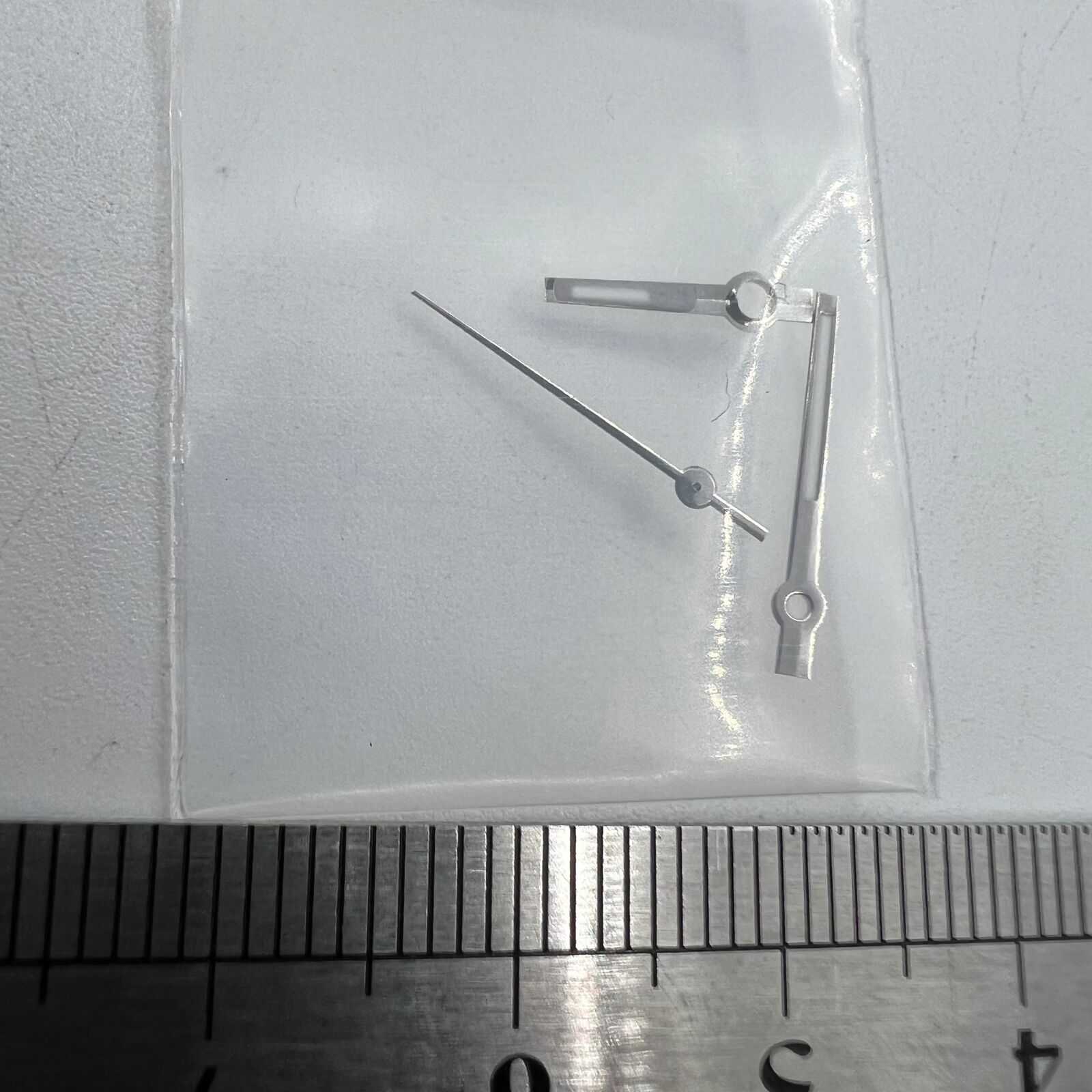 Silver-trimmed green luminous watch hands for NH35/NH36, enhancing Seiko movement visibility.