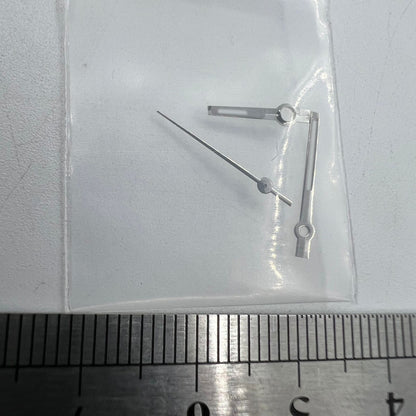Silver-trimmed green luminous watch hands for NH35/NH36, enhancing Seiko movement visibility.