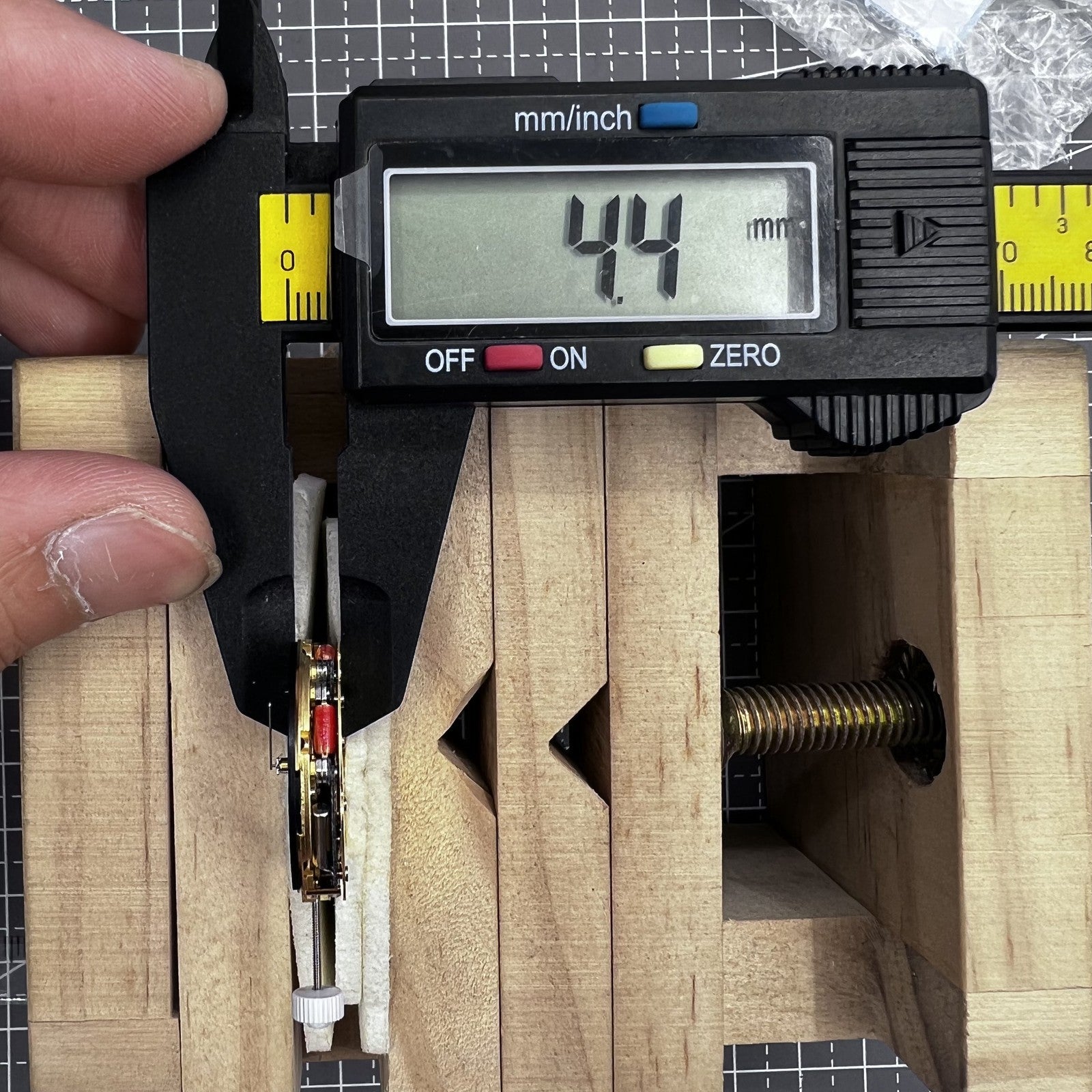 Multifunktionale Armbanduhr mit 6 Zeigern und Schweizer Ronda 3540D Quarzuhrwerk f�r pr�zise Zeitmessung.