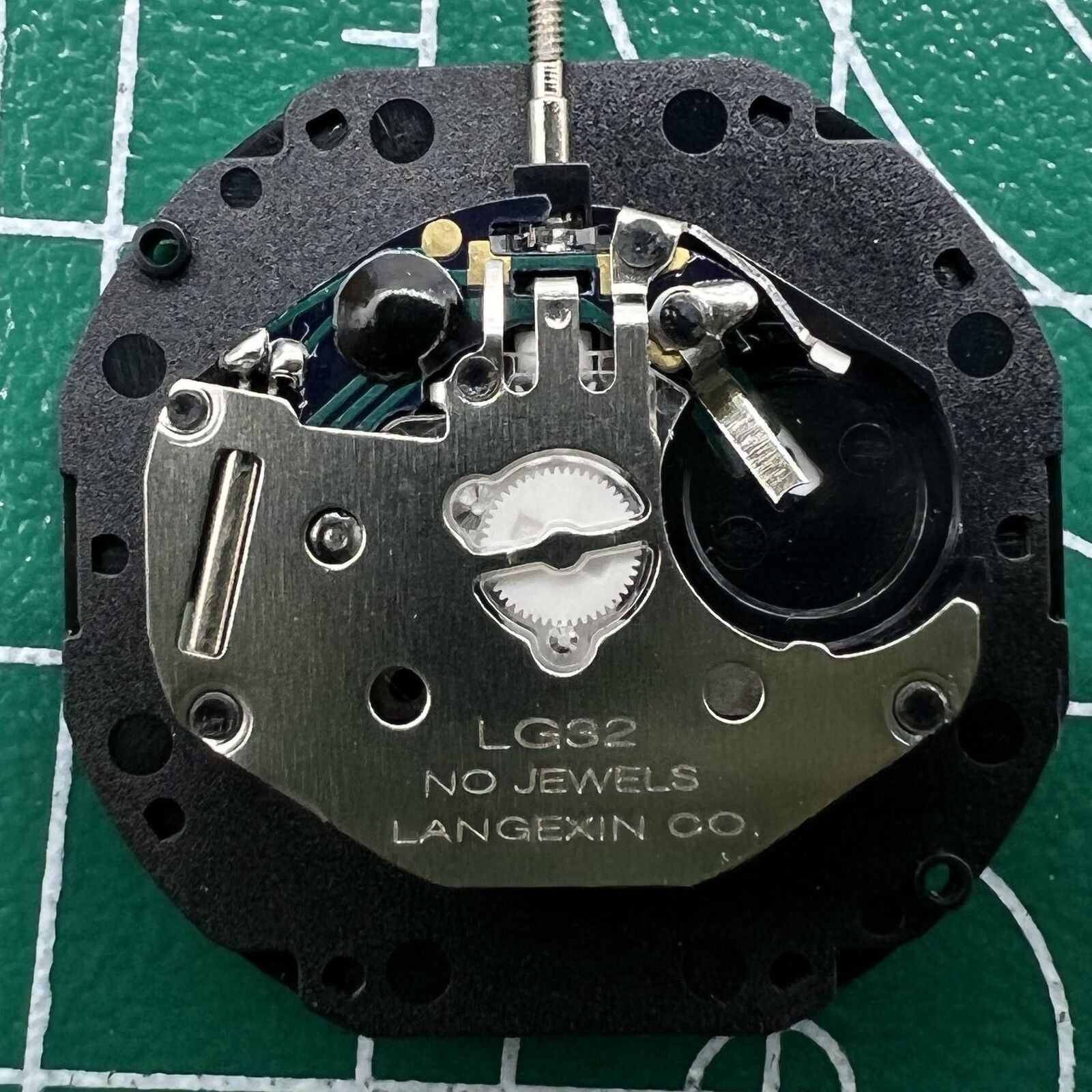LG32 quartz watch movement with date display at 3 o?clock, perfect for watch repairs and replacement parts.