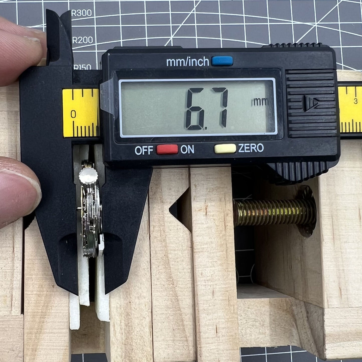 Tianjin Seagull T17 ST1731 watch movement featuring 2 hands, small seconds, and a single calendar display.