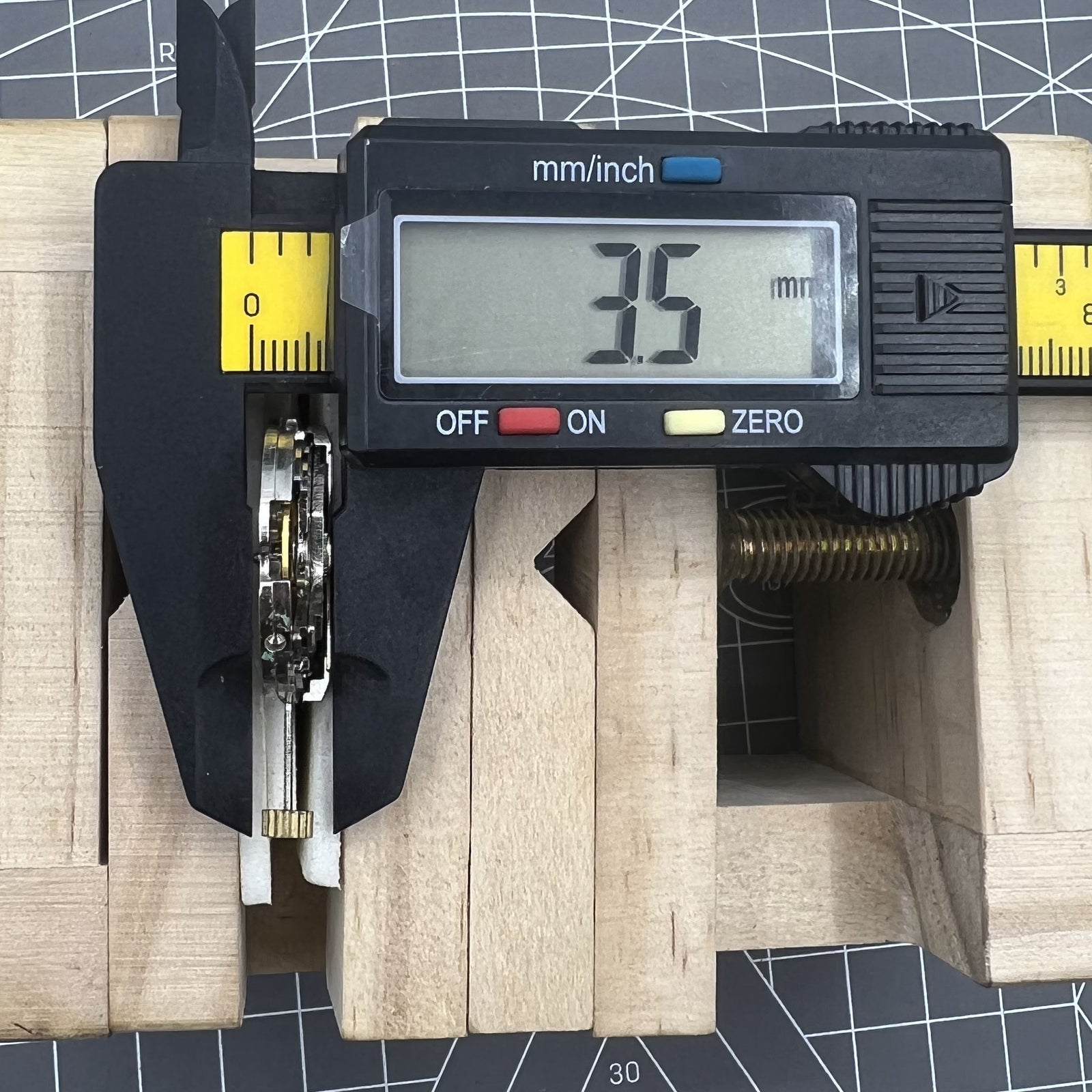Shanghai 8120 mechanical watch movement, Automatikwerk for practice and disassembly, precision engineering.